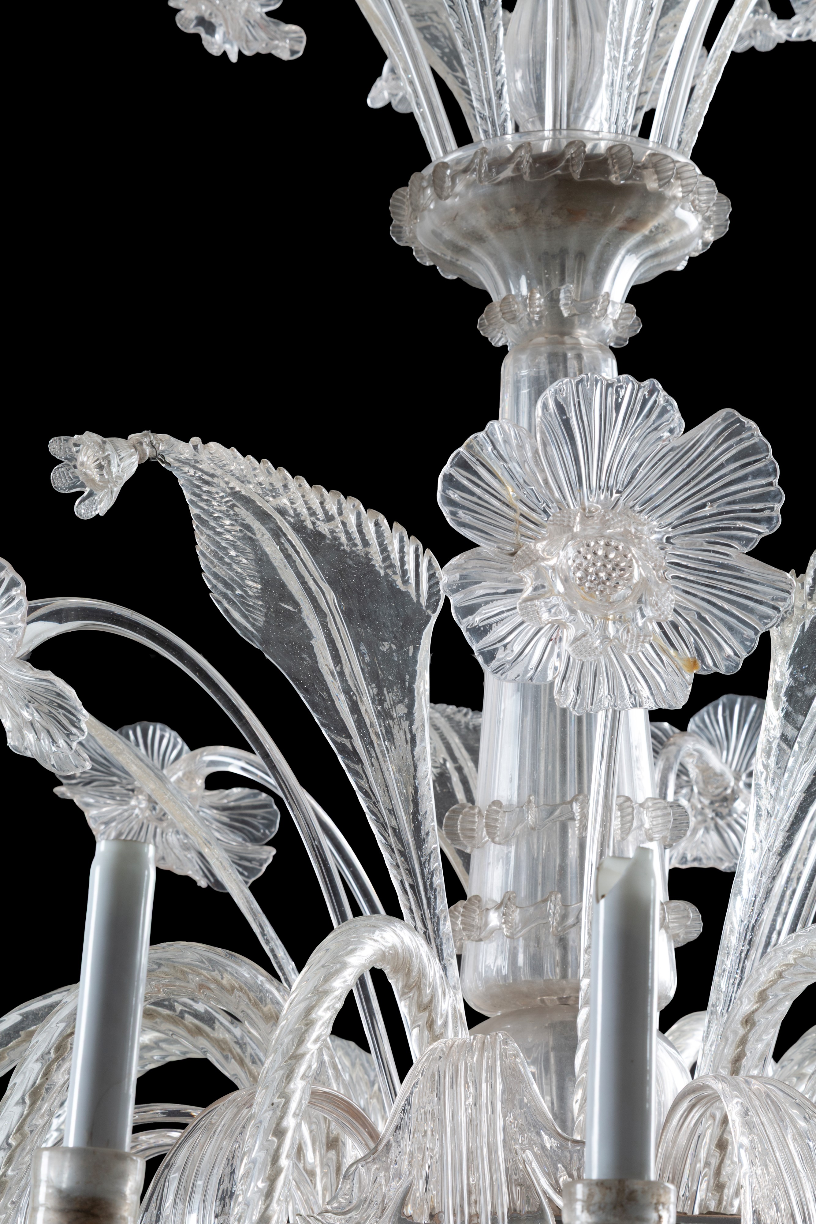 Lampadario a dodici luci in vetro di Murano con motivi floreali e fogliacei, fine XIX secolo