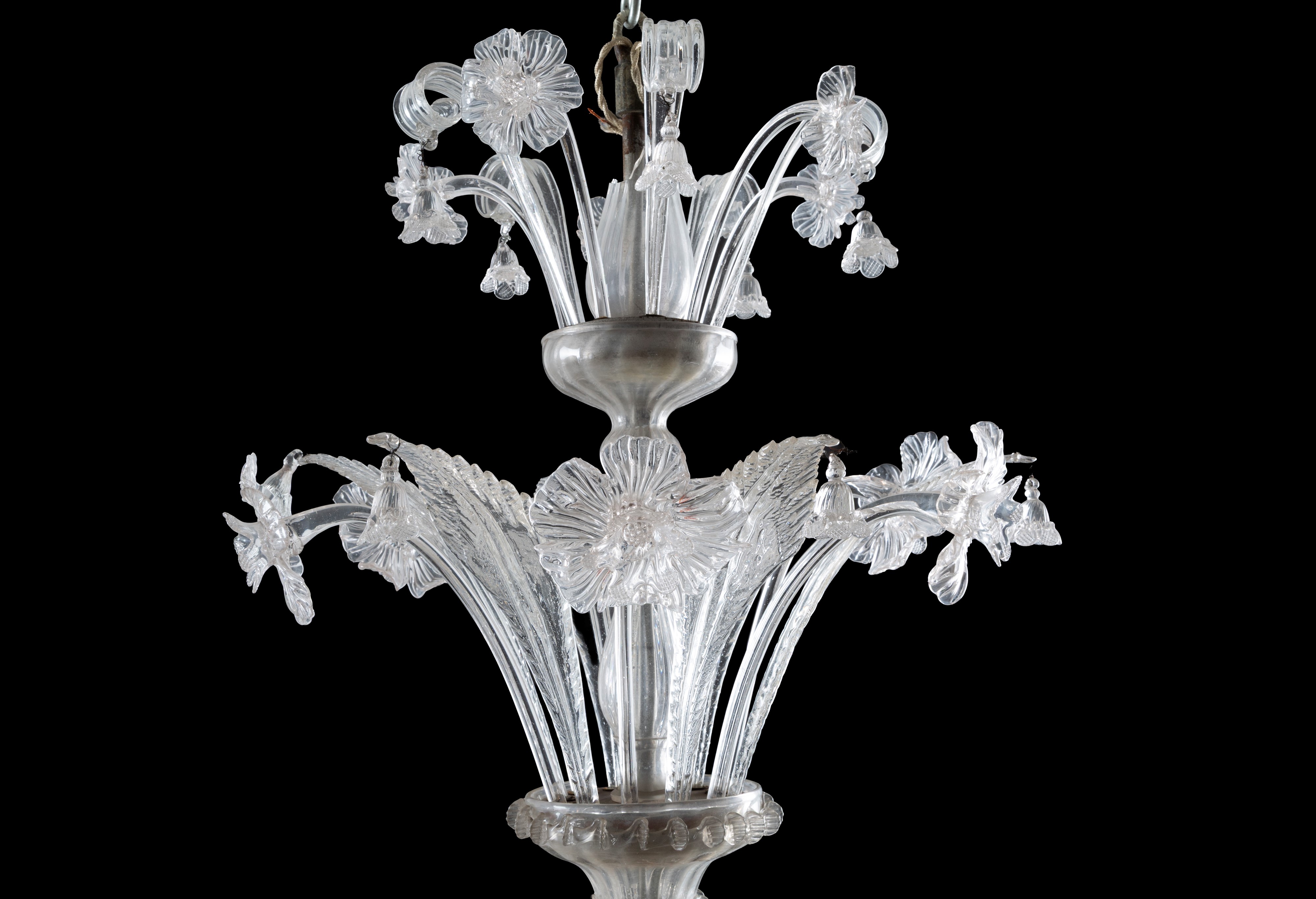 Lampadario a dodici luci in vetro di Murano con motivi floreali e fogliacei, fine XIX secolo