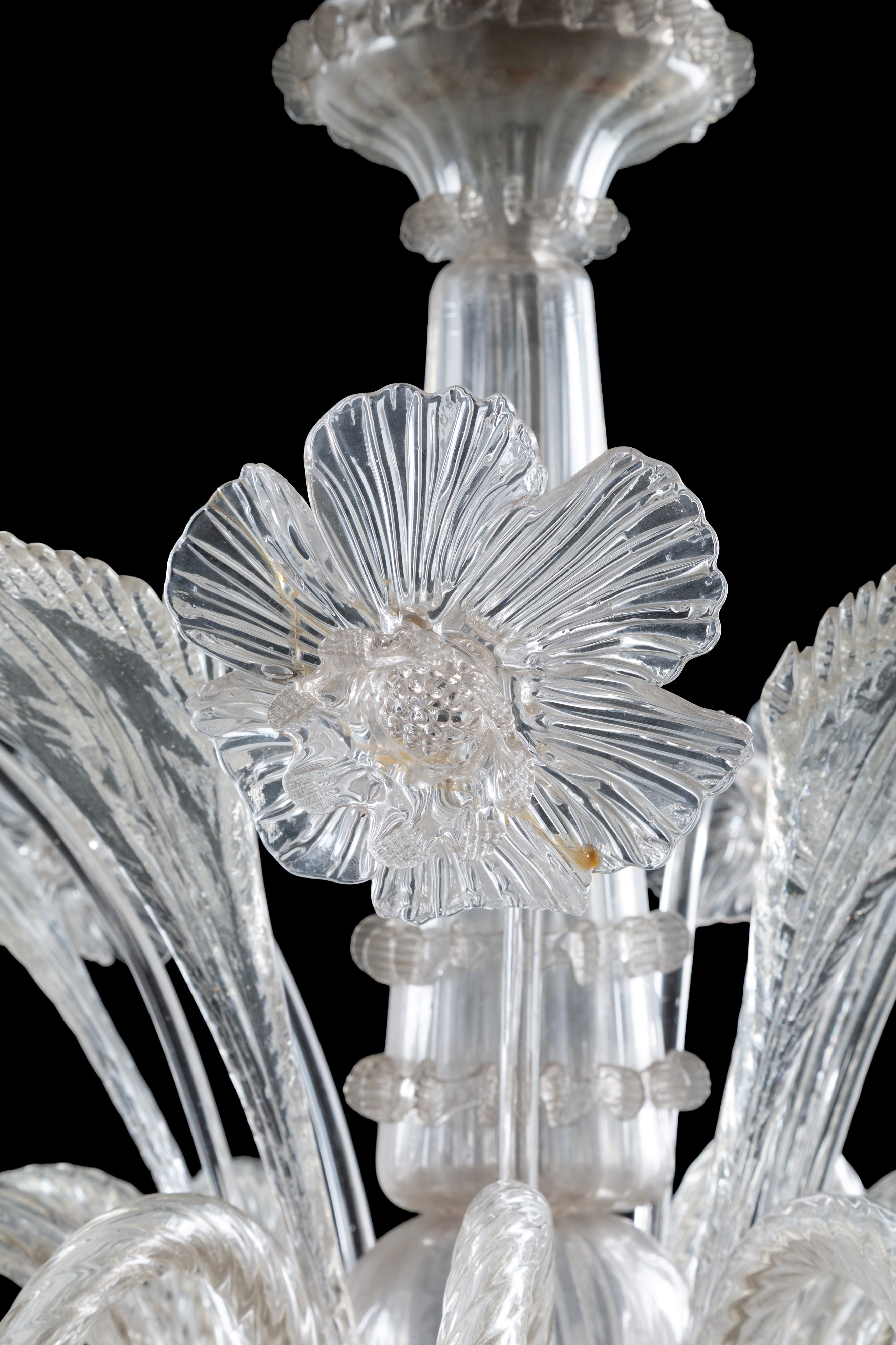 Lampadario a dodici luci in vetro di Murano con motivi floreali e fogliacei, fine XIX secolo