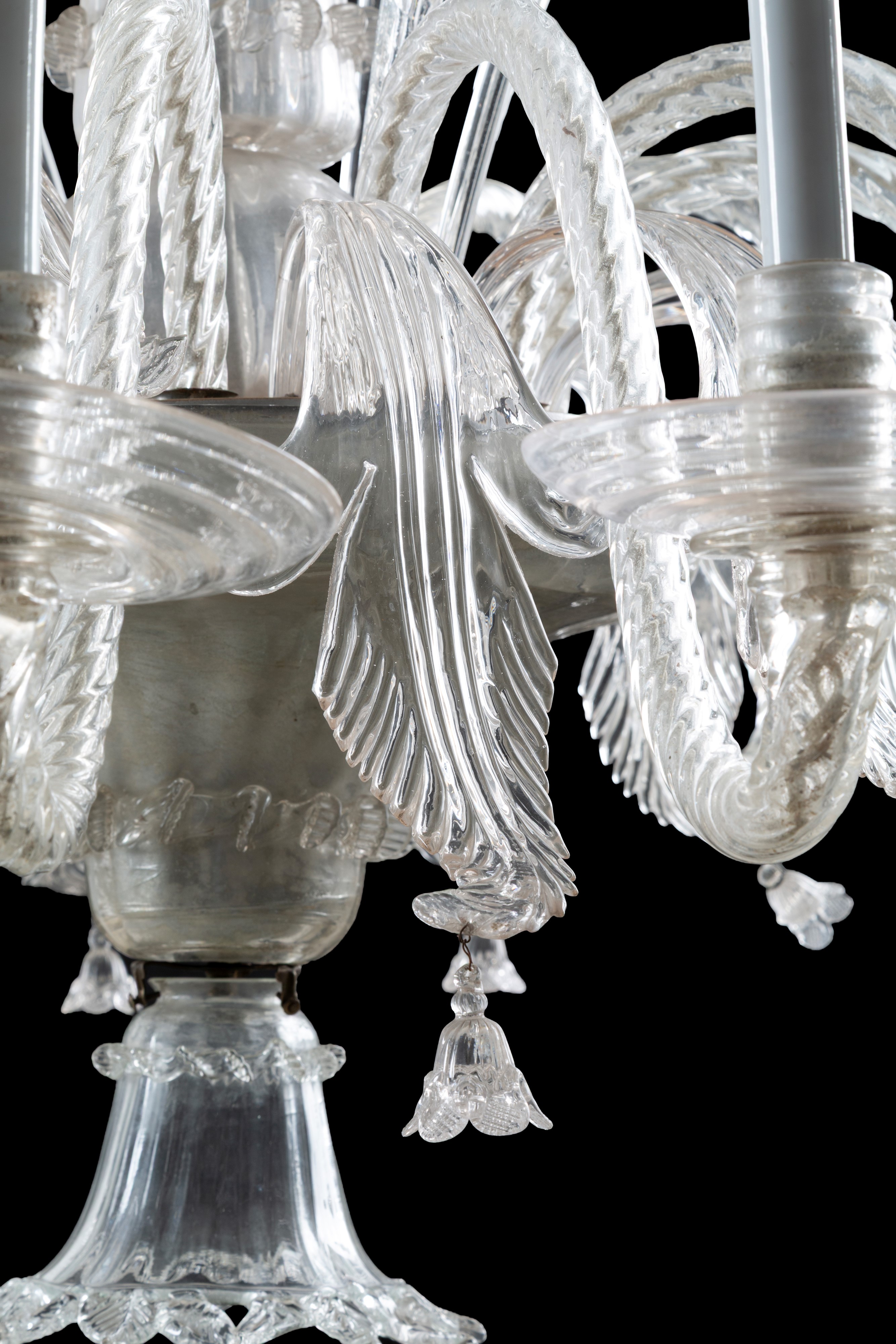 Lampadario a dodici luci in vetro di Murano con motivi floreali e fogliacei, fine XIX secolo