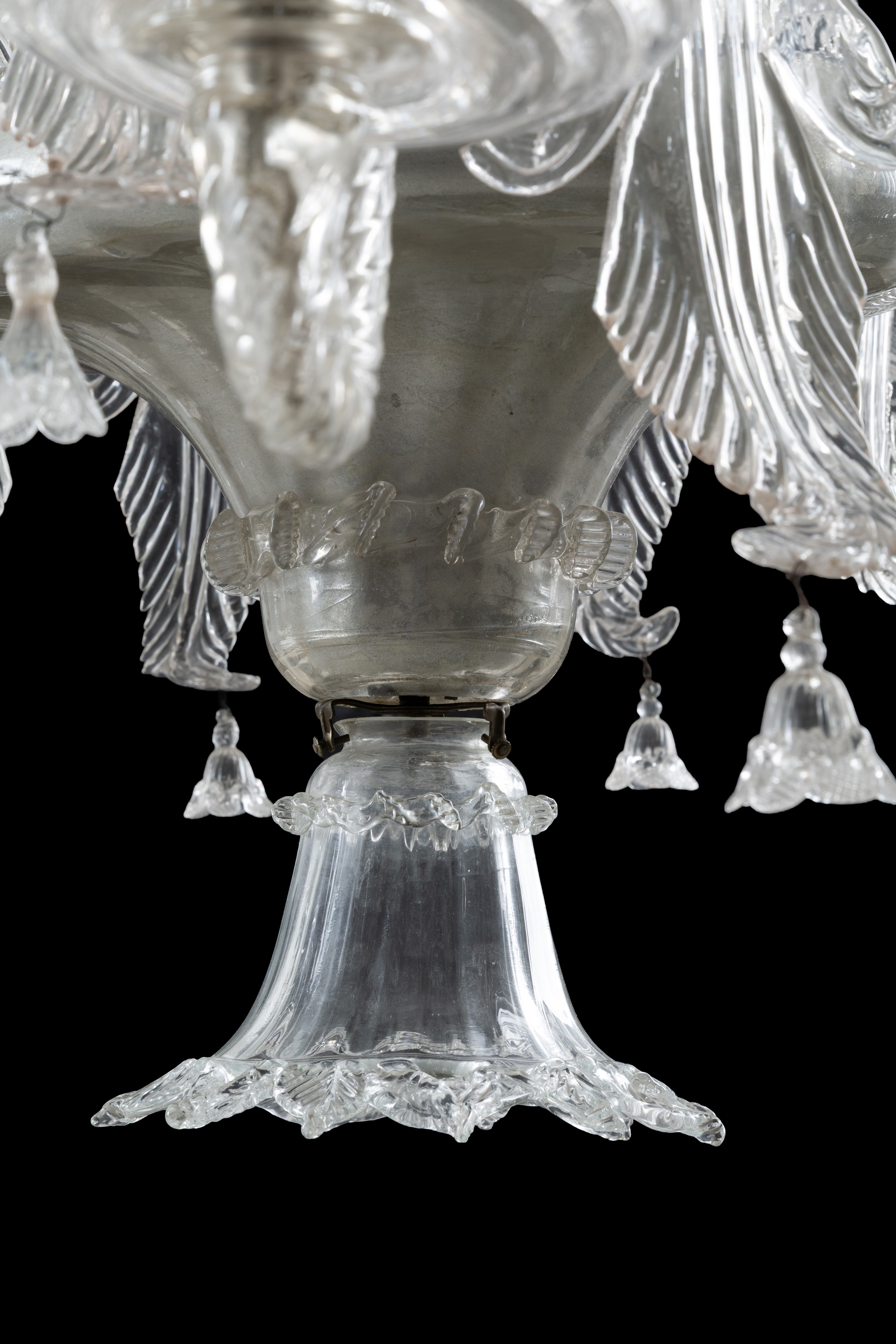 Lampadario a dodici luci in vetro di Murano con motivi floreali e fogliacei, fine XIX secolo