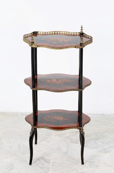 Etagère polilobata lastronata in legni vari con guarnizioni in bronzo dorato, XIX secolo