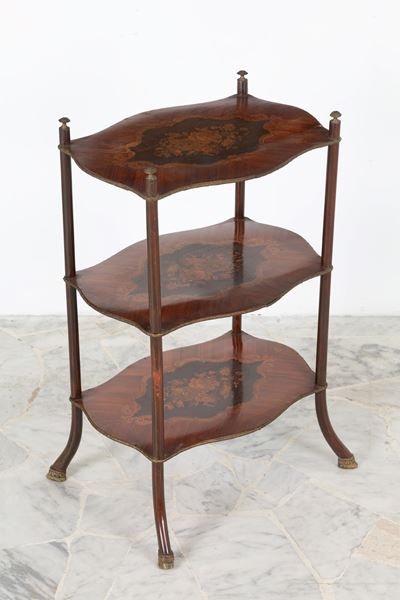 Etagère lastronato in legni vari con tre ripiani polilobati e guarnizioni in bronzo dorato, XIX s...