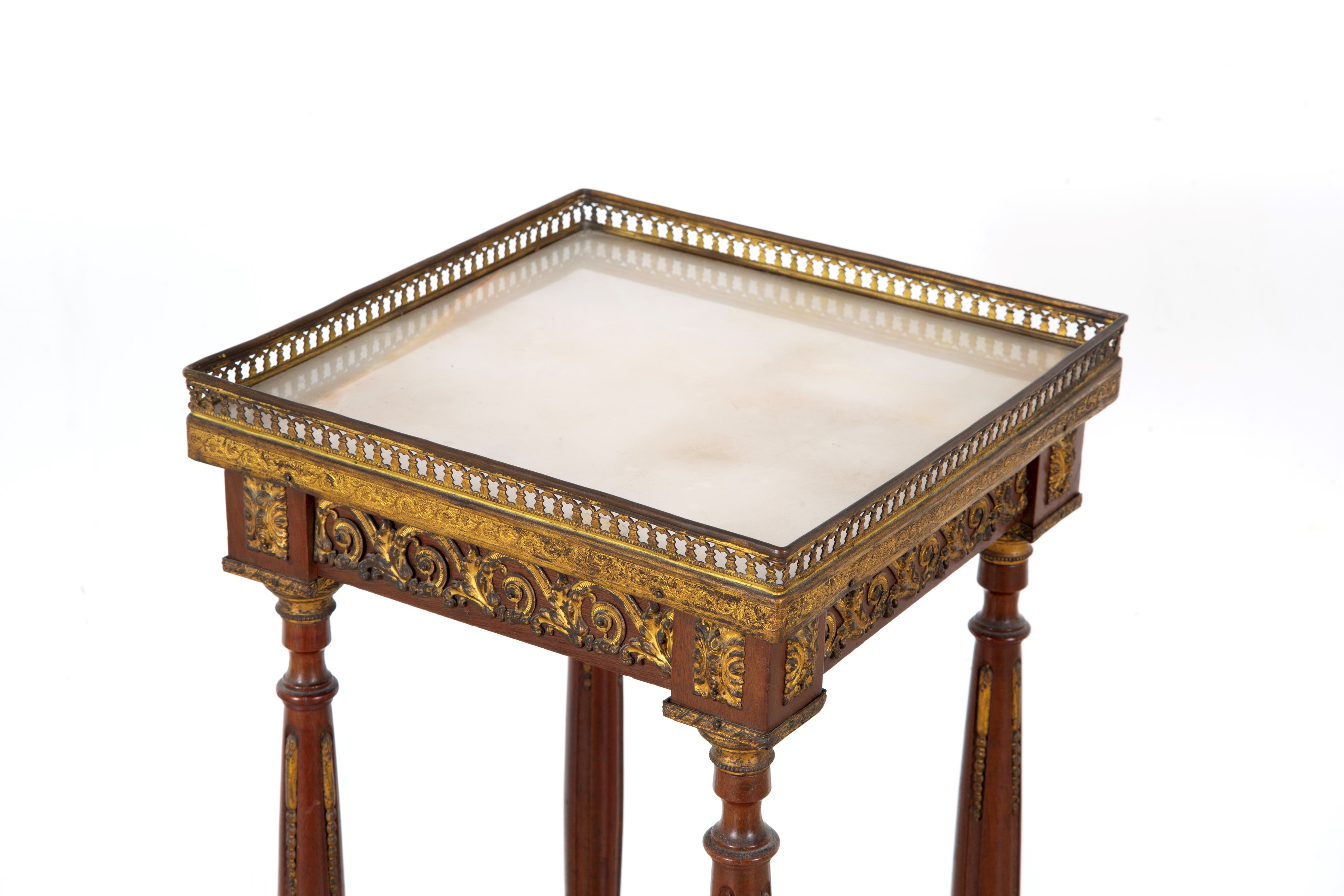 Mobiletto ottocentesco, piano in marmo bianco e guarnizioni in bronzo cesellato e dorato