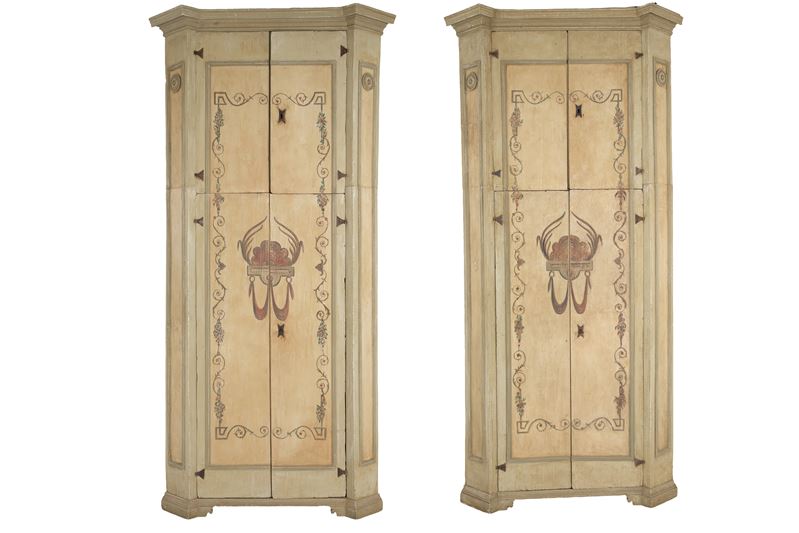 Coppia di cantonali a quattro sportelli, legno laccato e dipinto a tempera, XVI secolo
