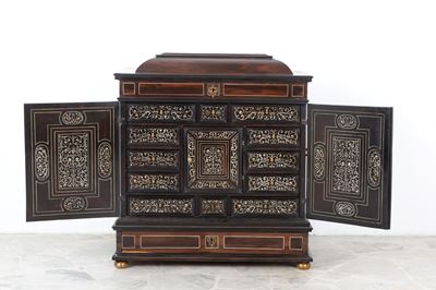 Monetiere in legno intarsiato e filettato a nove cassetti, con sportelli e piedini in ottone (XVI...