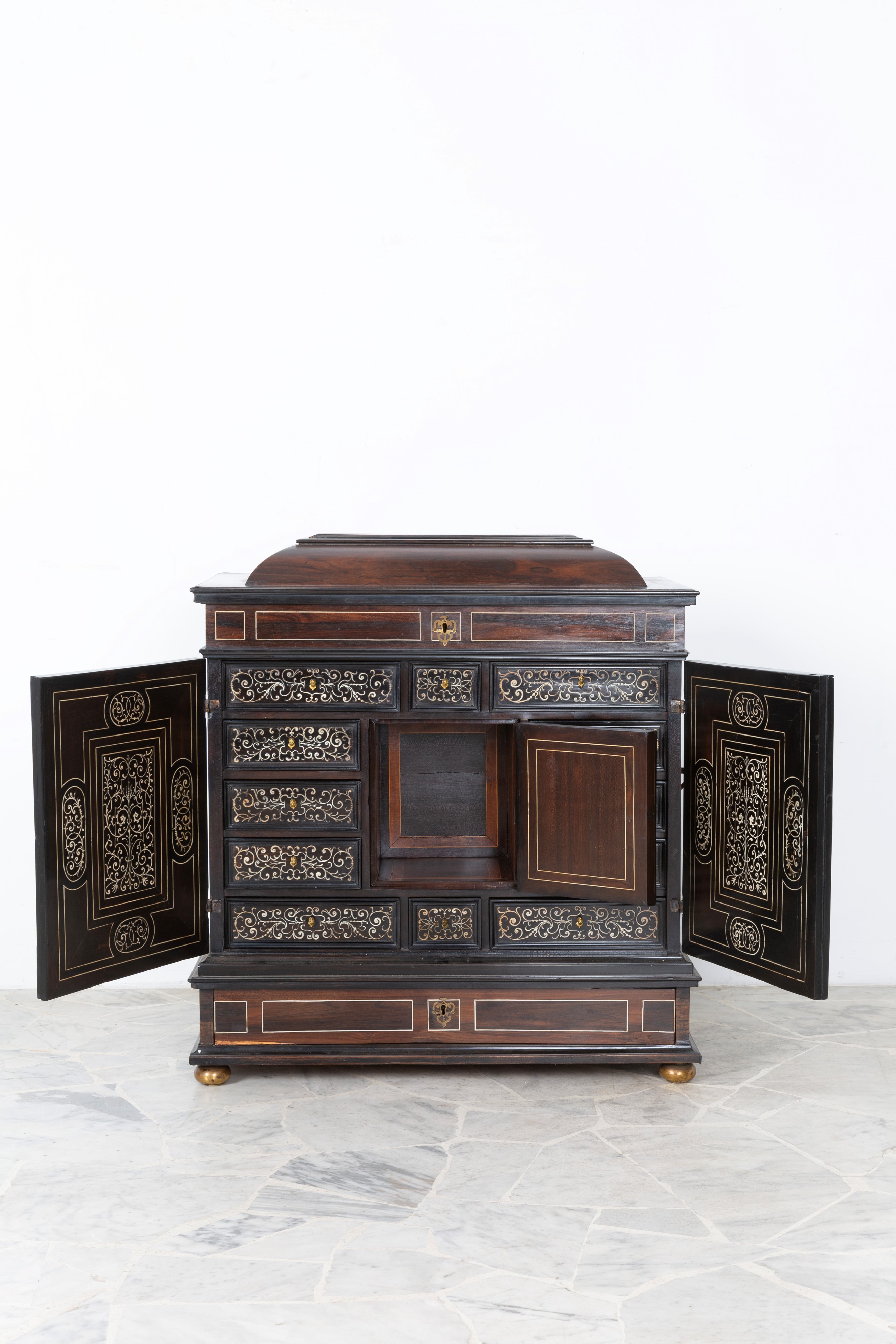 Monetiere in legno intarsiato e filettato a nove cassetti, con sportelli e piedini in ottone (XVI...