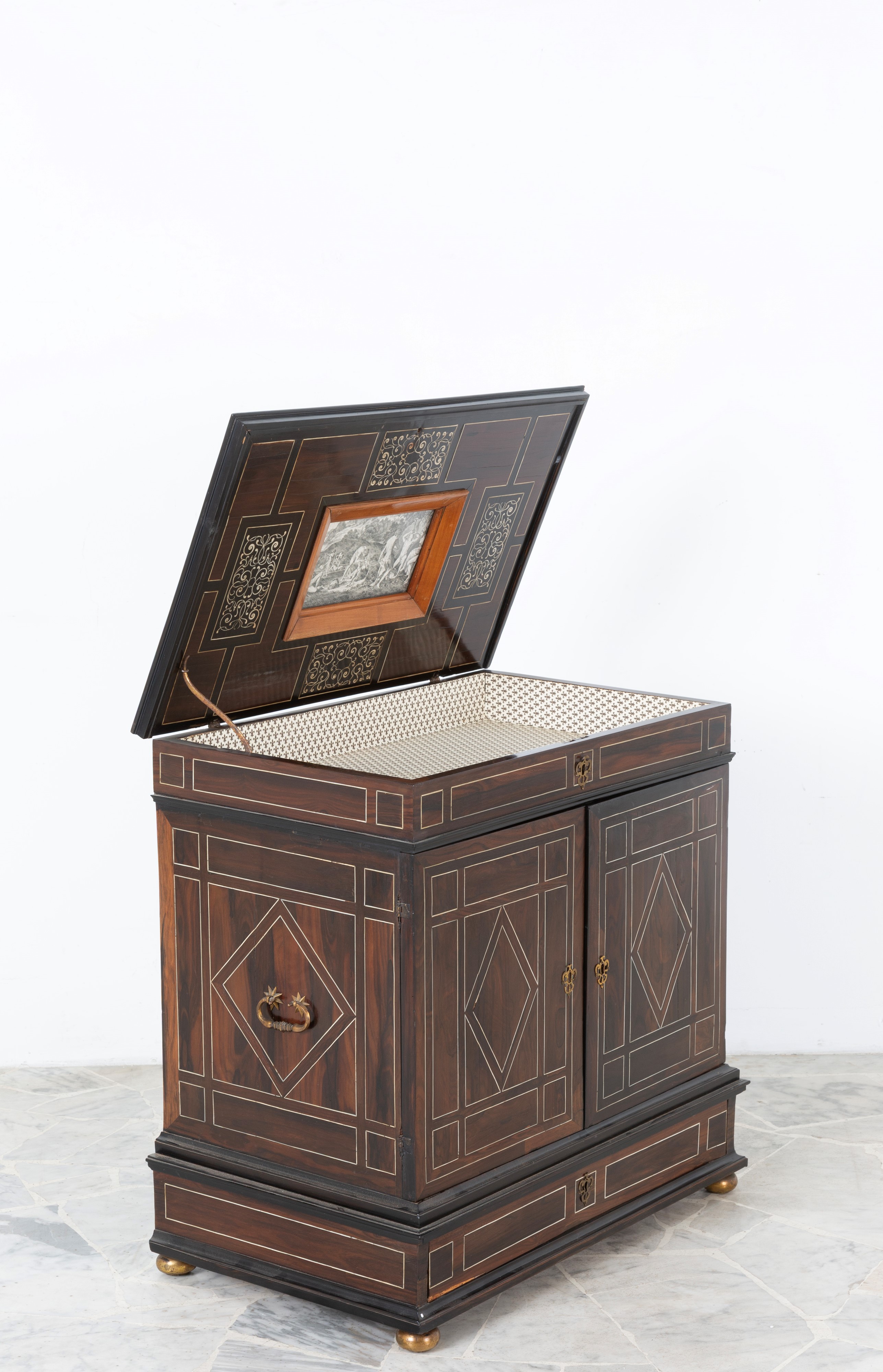 Monetiere in legno intarsiato e filettato a nove cassetti, con sportelli e piedini in ottone (XVI...