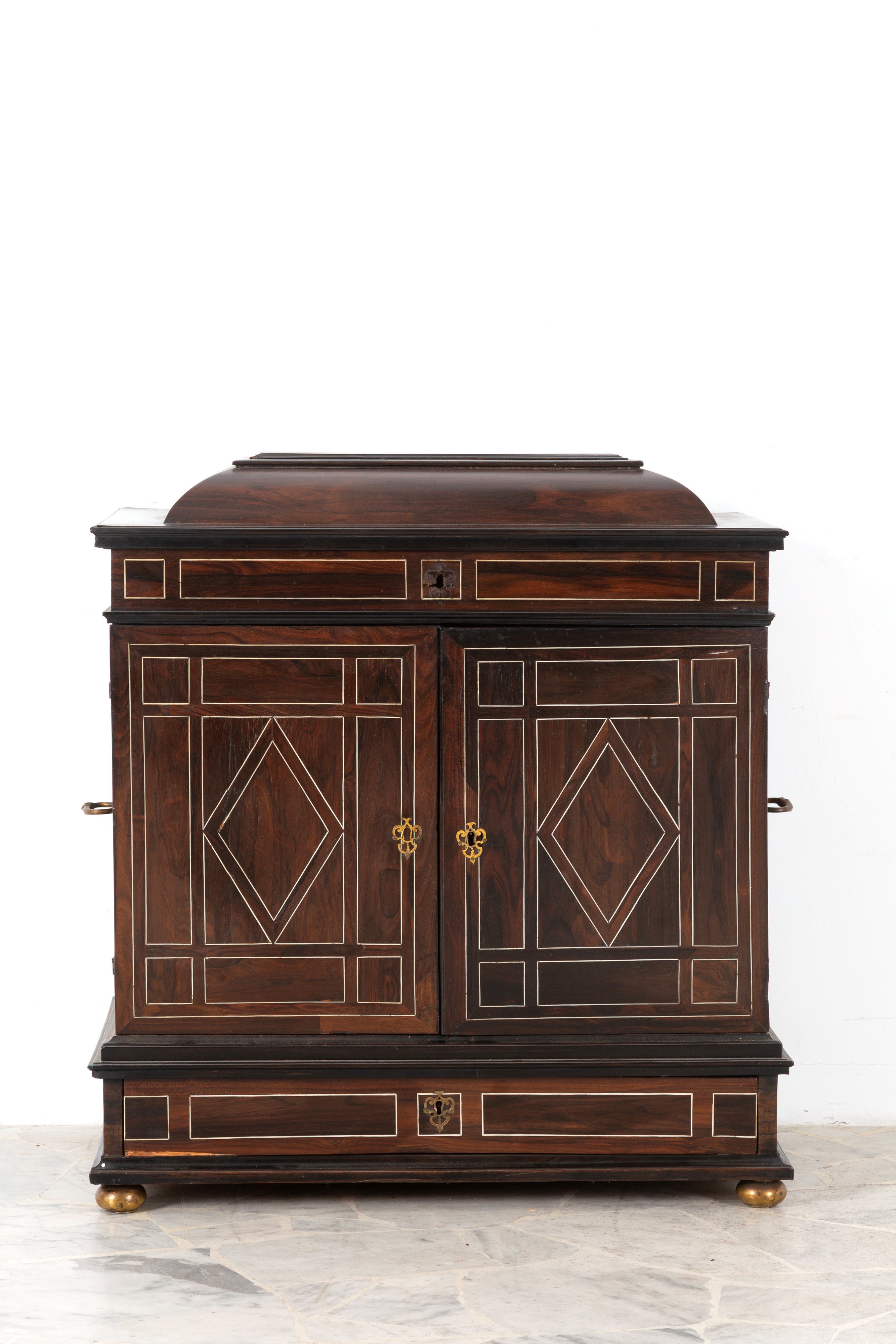 Monetiere in legno intarsiato e filettato a nove cassetti, con sportelli e piedini in ottone (XVI...