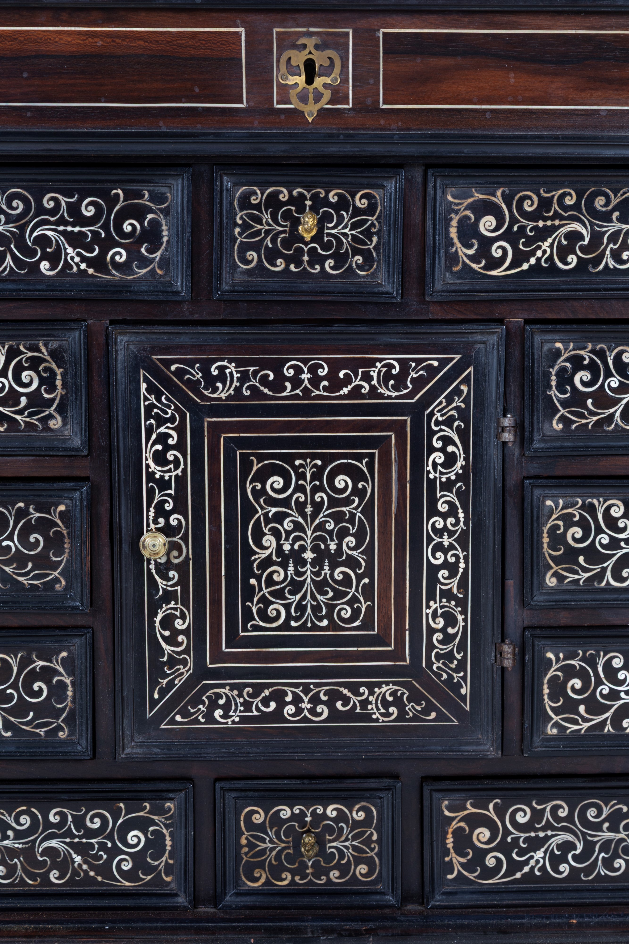 Monetiere in legno intarsiato e filettato a nove cassetti, con sportelli e piedini in ottone (XVI...