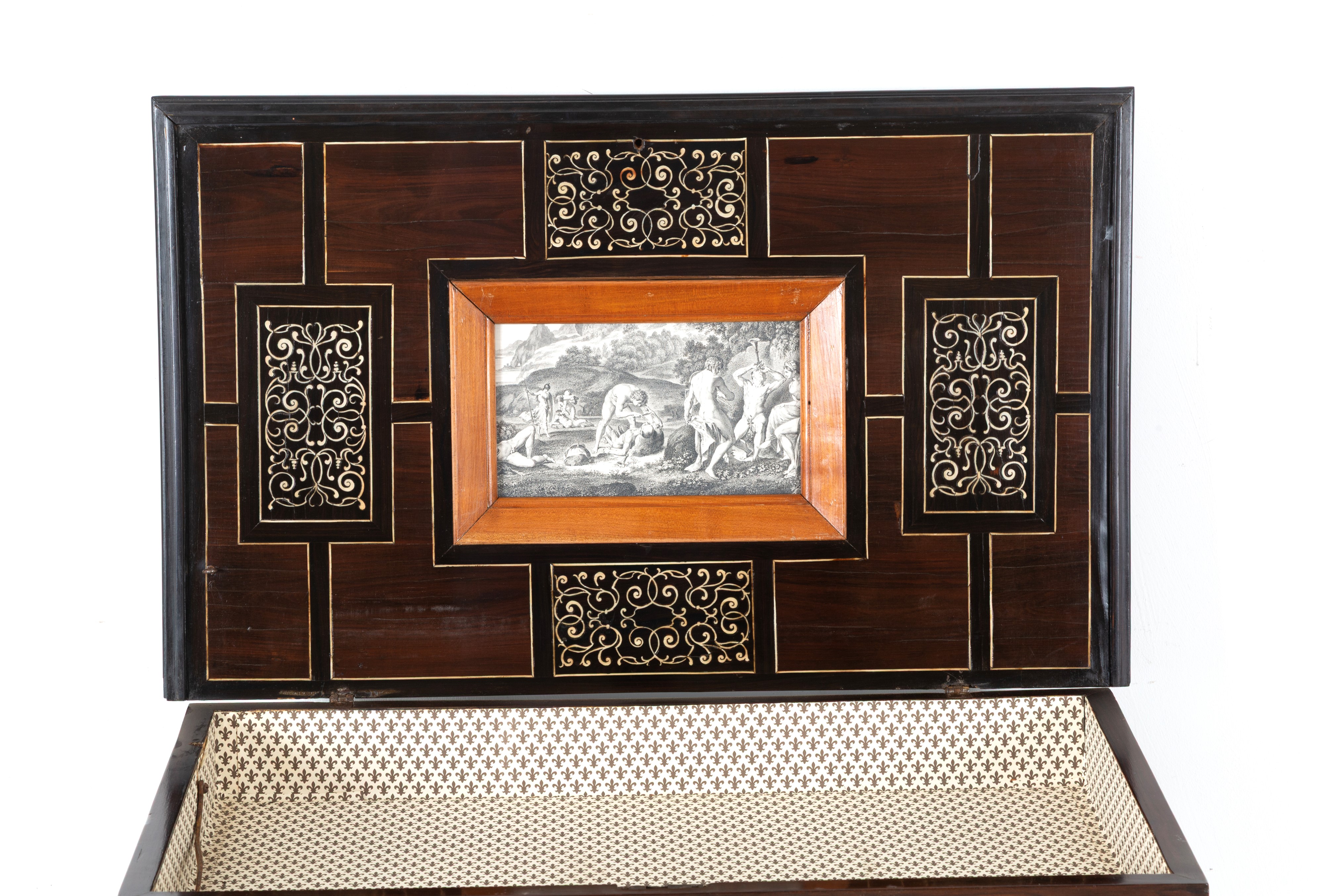 Monetiere in legno intarsiato e filettato a nove cassetti, con sportelli e piedini in ottone (XVI...
