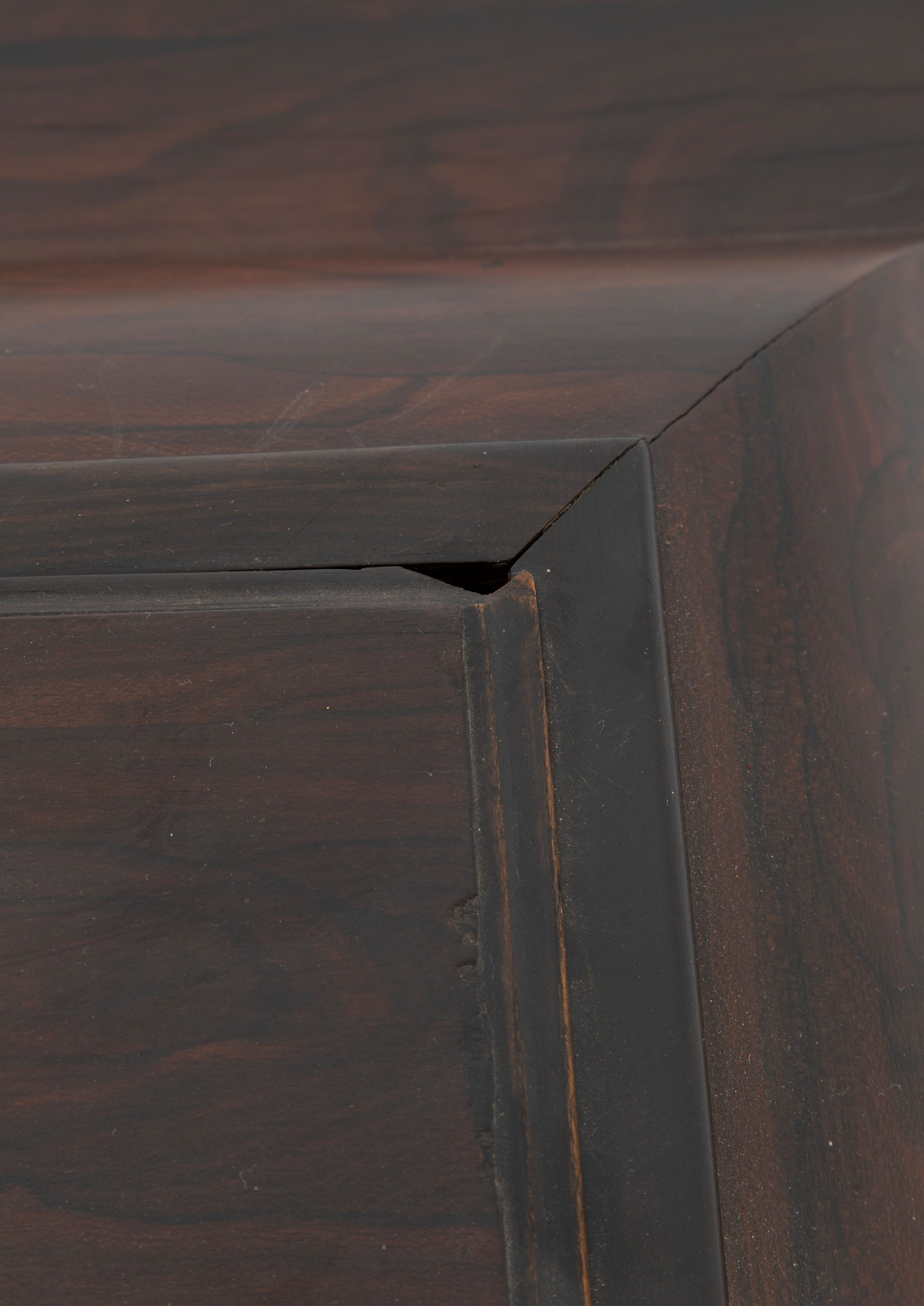 Monetiere in legno intarsiato e filettato a nove cassetti, con sportelli e piedini in ottone (XVI...