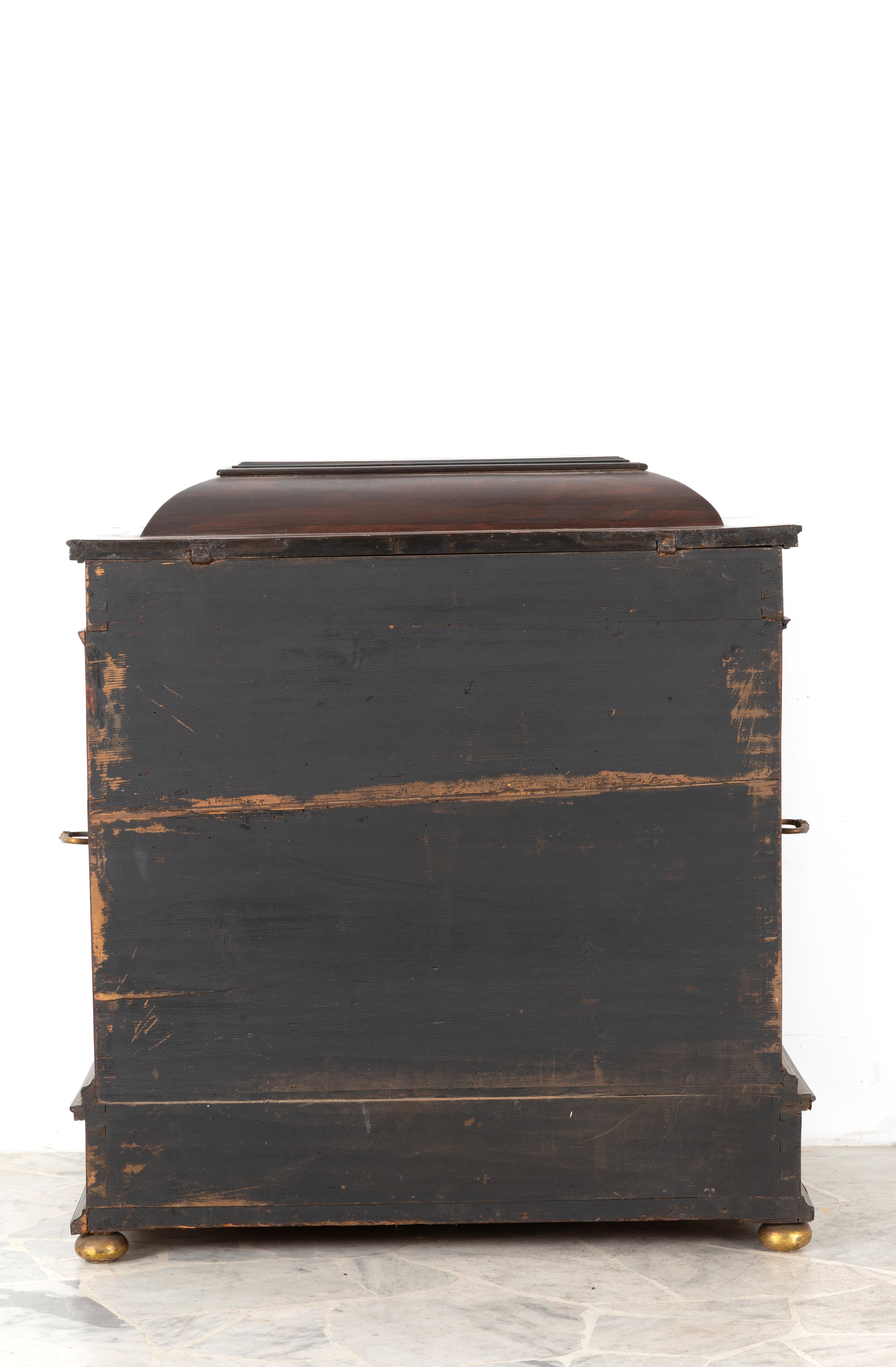 Monetiere in legno intarsiato e filettato a nove cassetti, con sportelli e piedini in ottone (XVI...