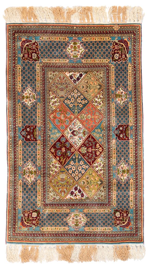 Signed Hereke carpet. Türkiye