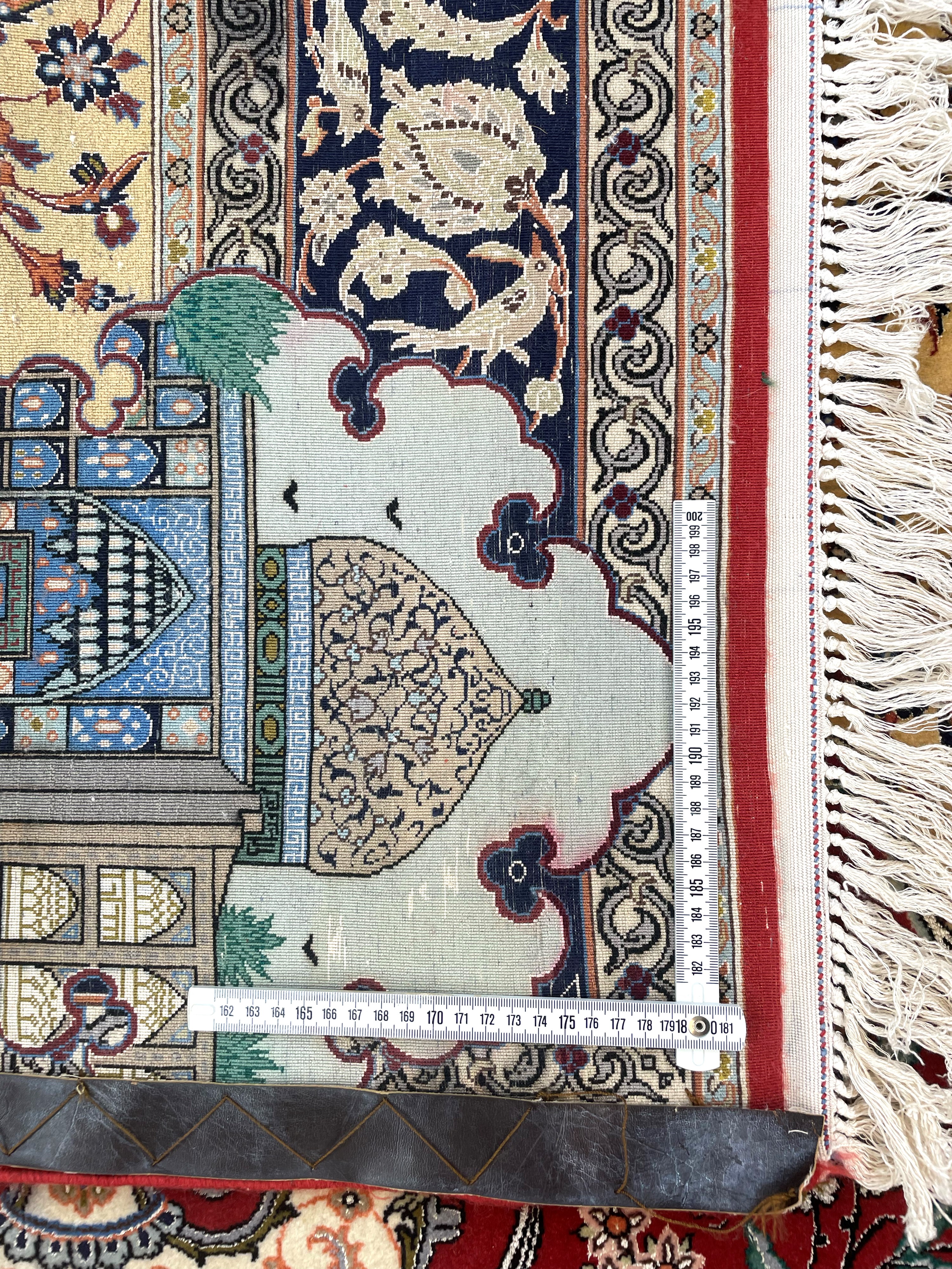 Maestro Vaseghi, Tappeto Isfahan extra fine in lana e seta (Persia), firma e datazione fine XX se...