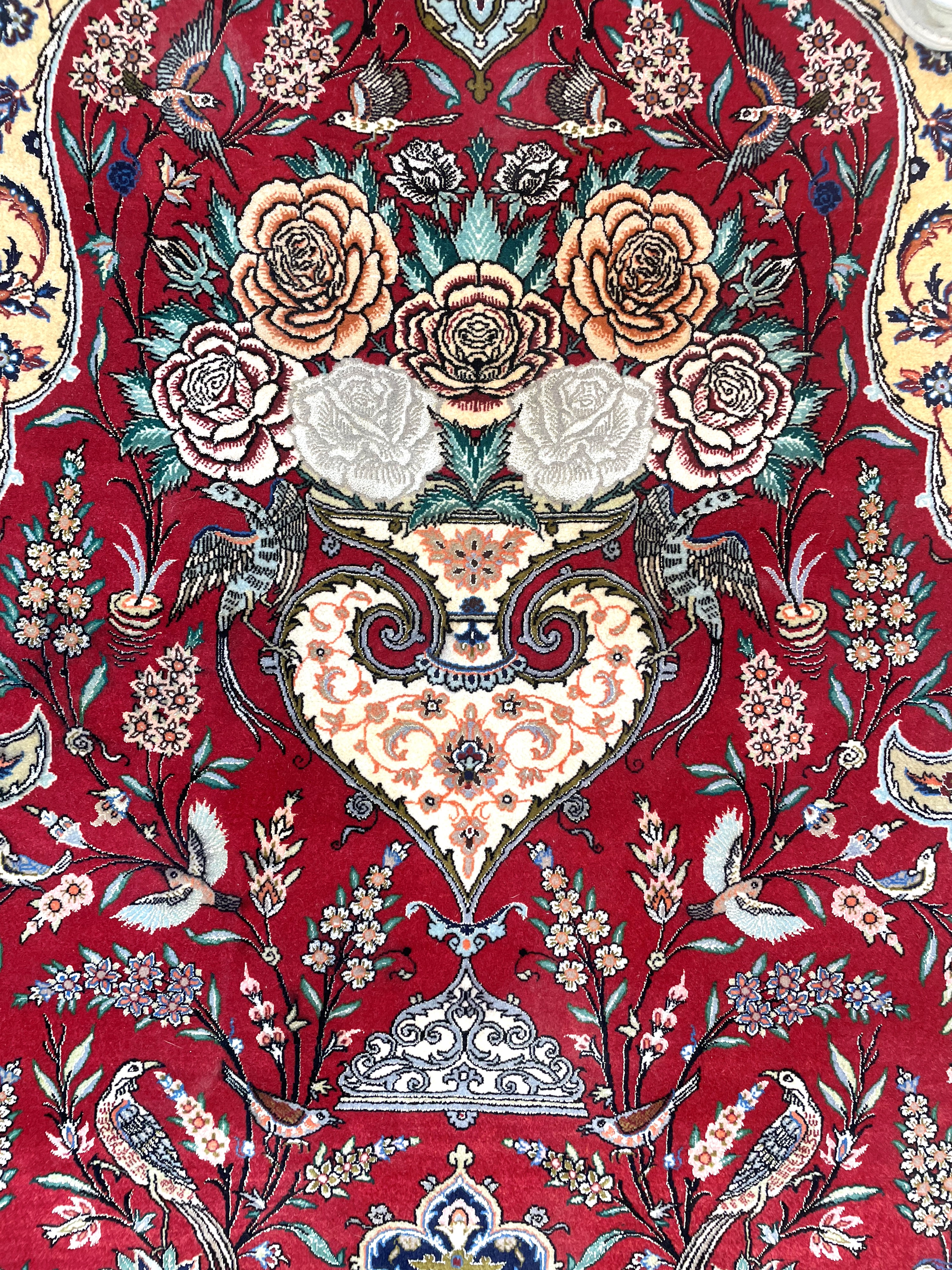 Maestro Vaseghi, Tappeto Isfahan extra fine in lana e seta (Persia), firma e datazione fine XX se...