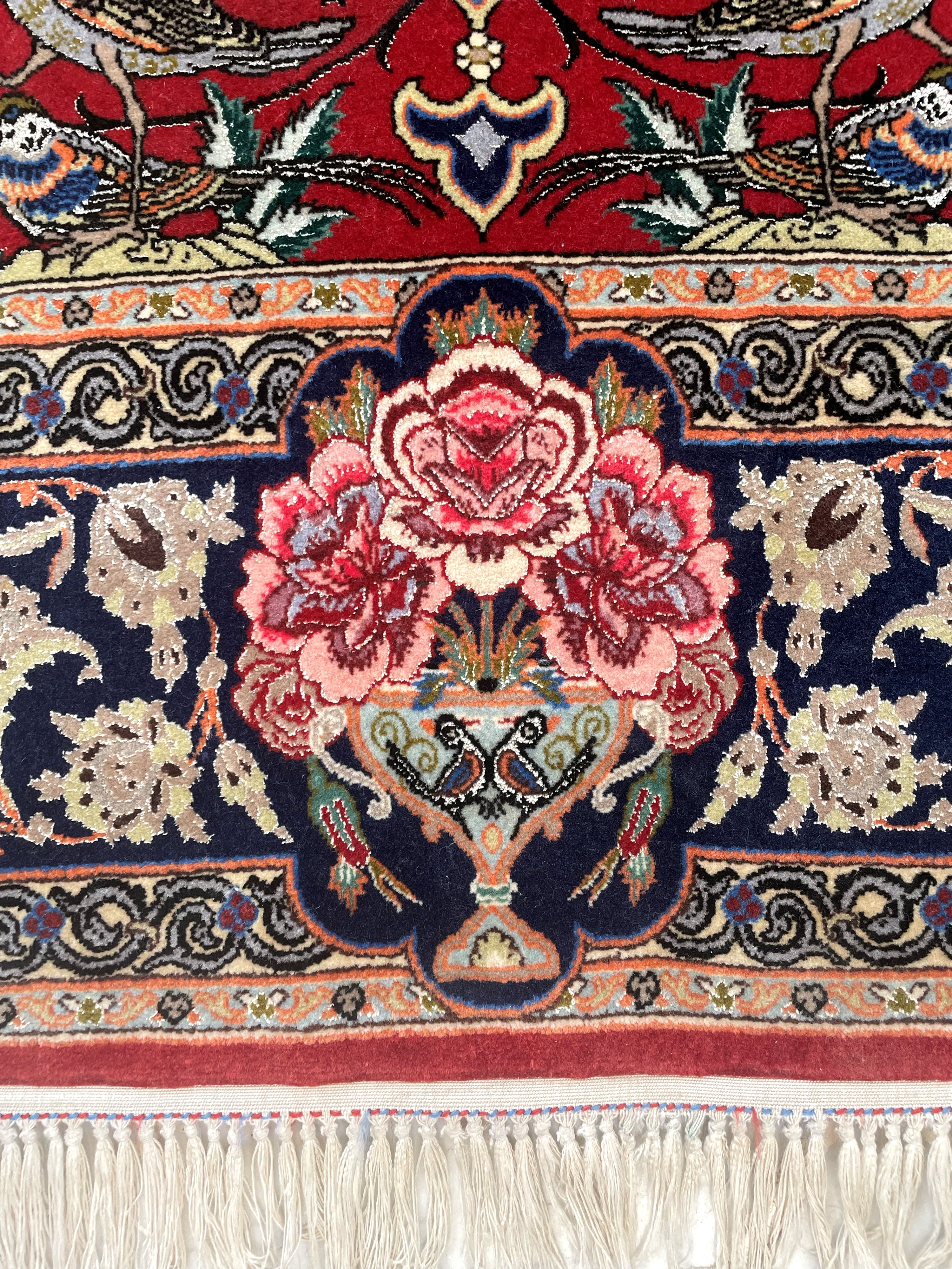 Maestro Vaseghi, Tappeto Isfahan extra fine in lana e seta (Persia), firma e datazione fine XX se...
