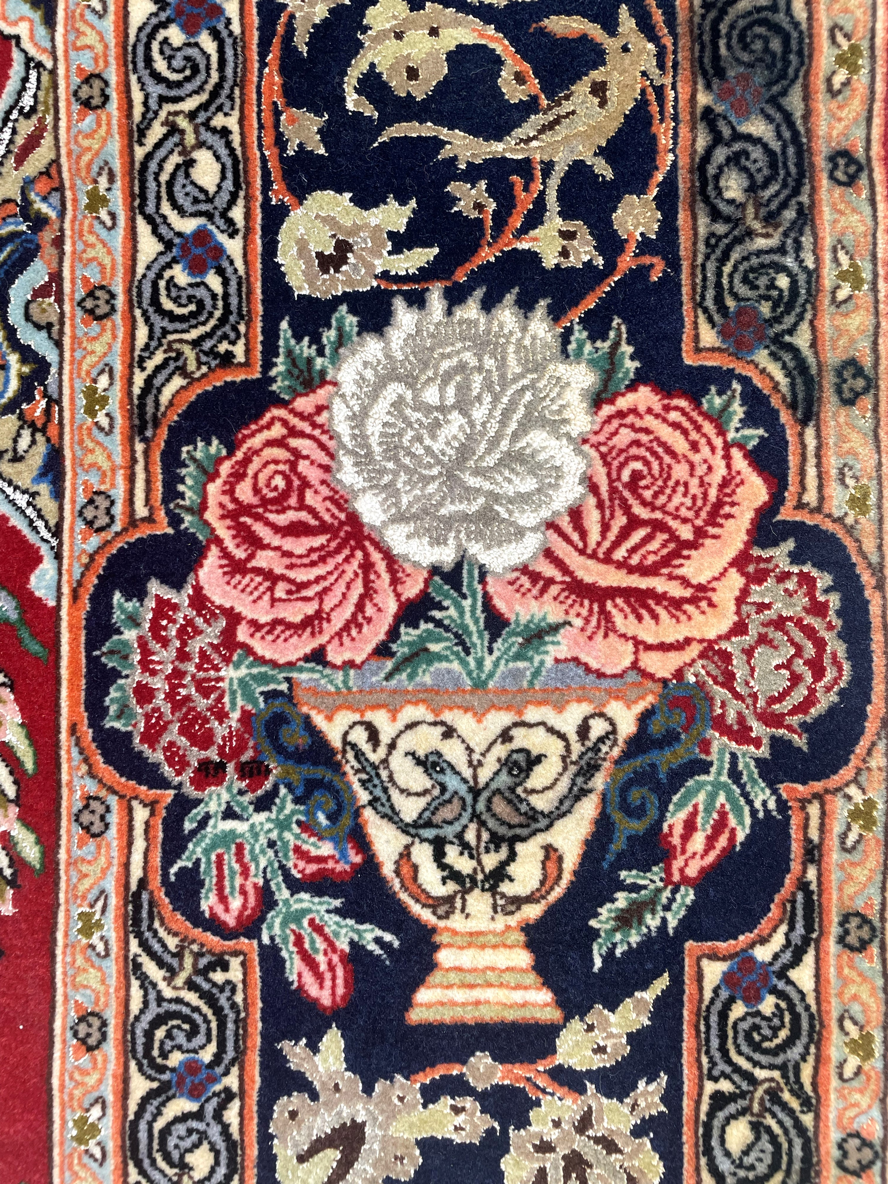 Maestro Vaseghi, Tappeto Isfahan extra fine in lana e seta (Persia), firma e datazione fine XX se...
