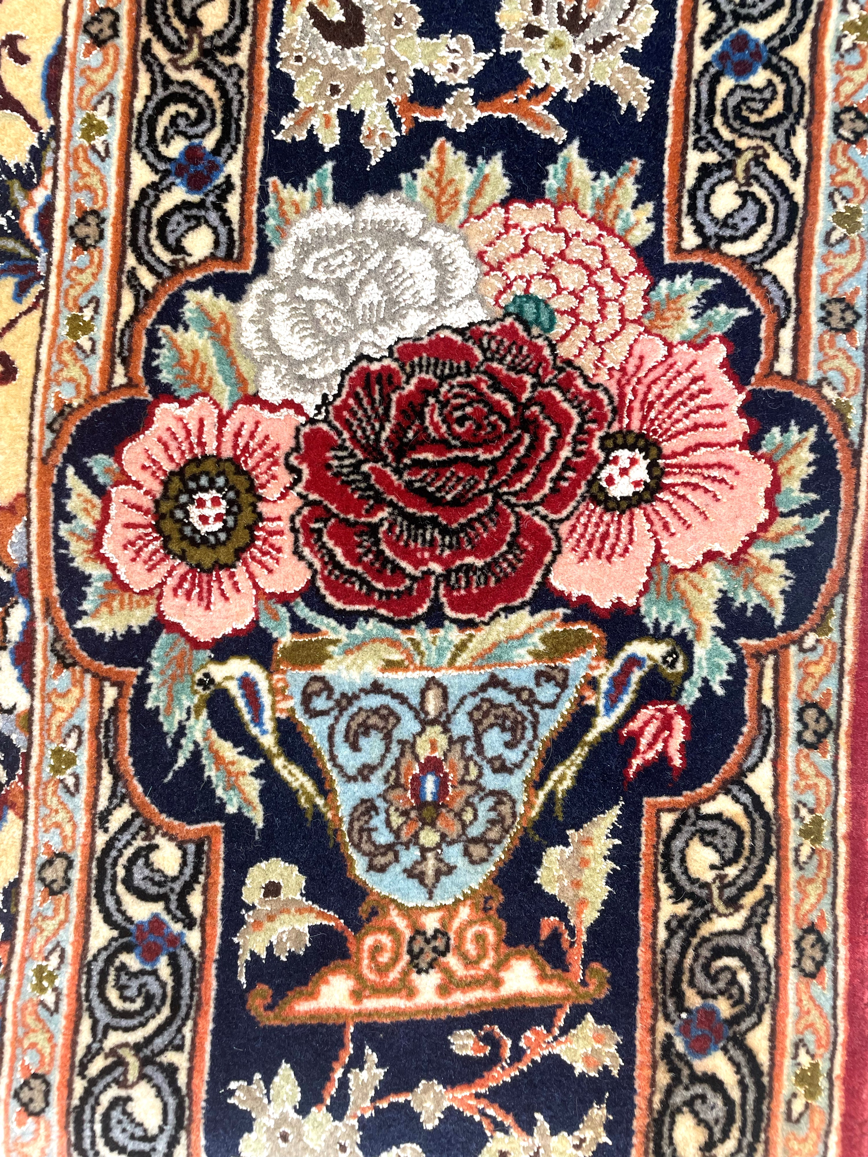 Maestro Vaseghi, Tappeto Isfahan extra fine in lana e seta (Persia), firma e datazione fine XX se...
