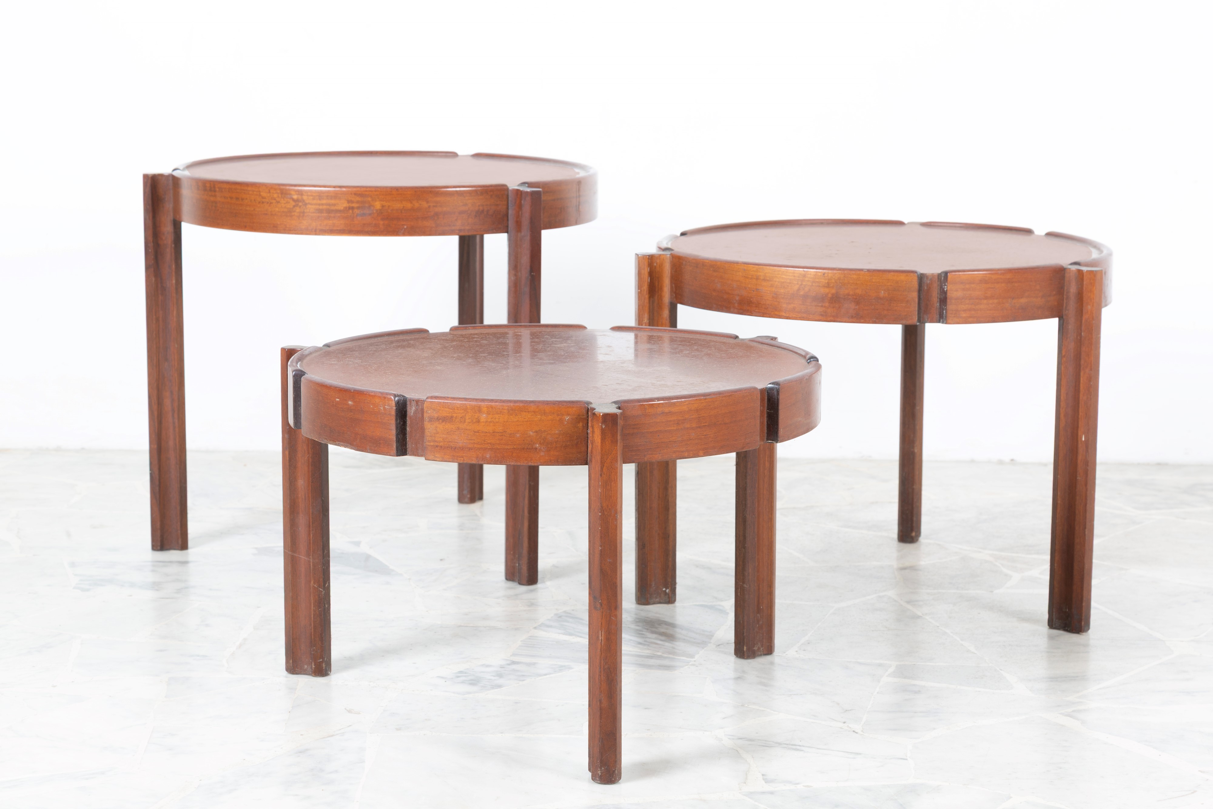 Manifattura italiana, Tre tavolini da salotto ad incastro in legno (anni '50), misure 46x56 cm ci...