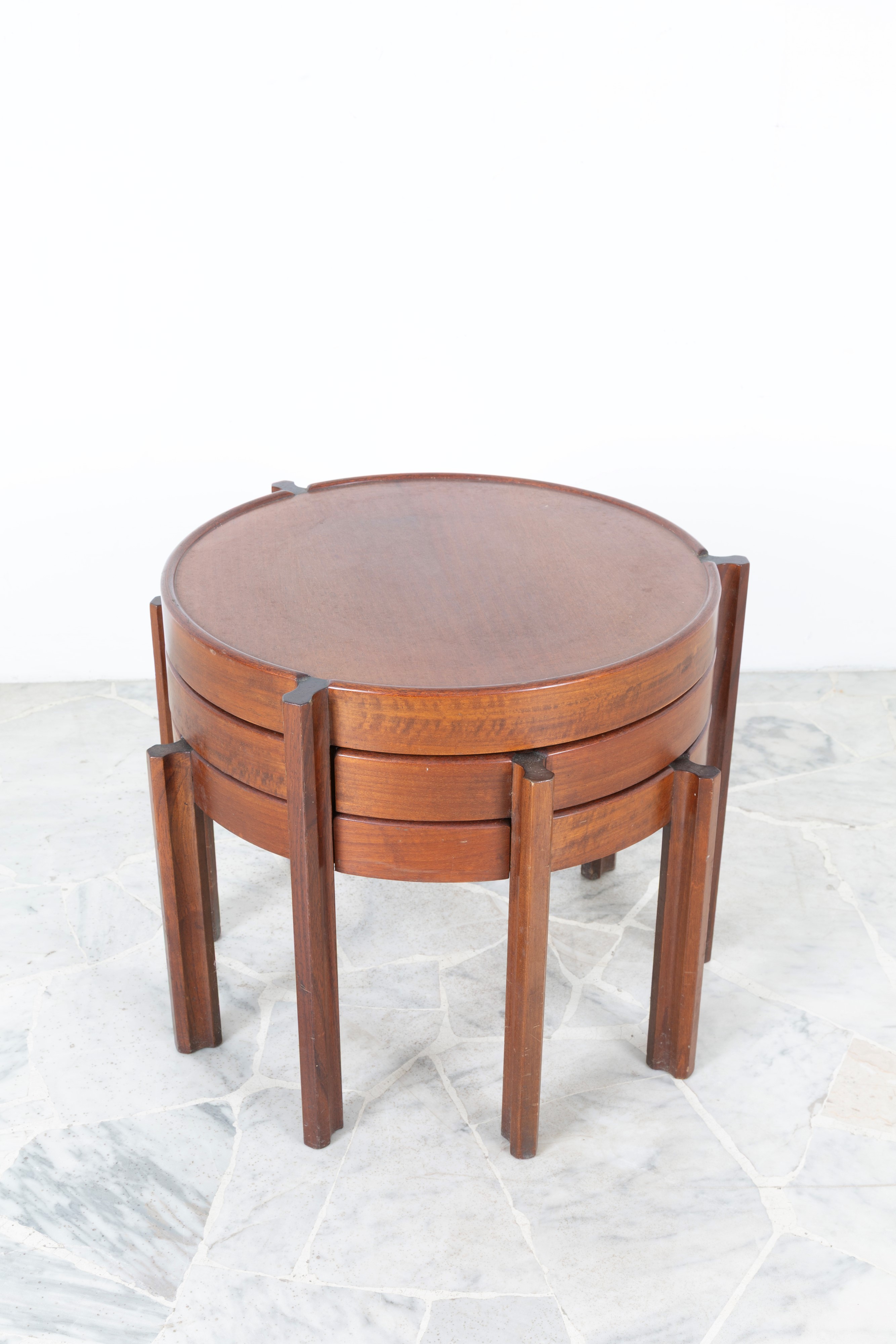 Manifattura italiana, Tre tavolini da salotto ad incastro in legno (anni '50), misure 46x56 cm ci...