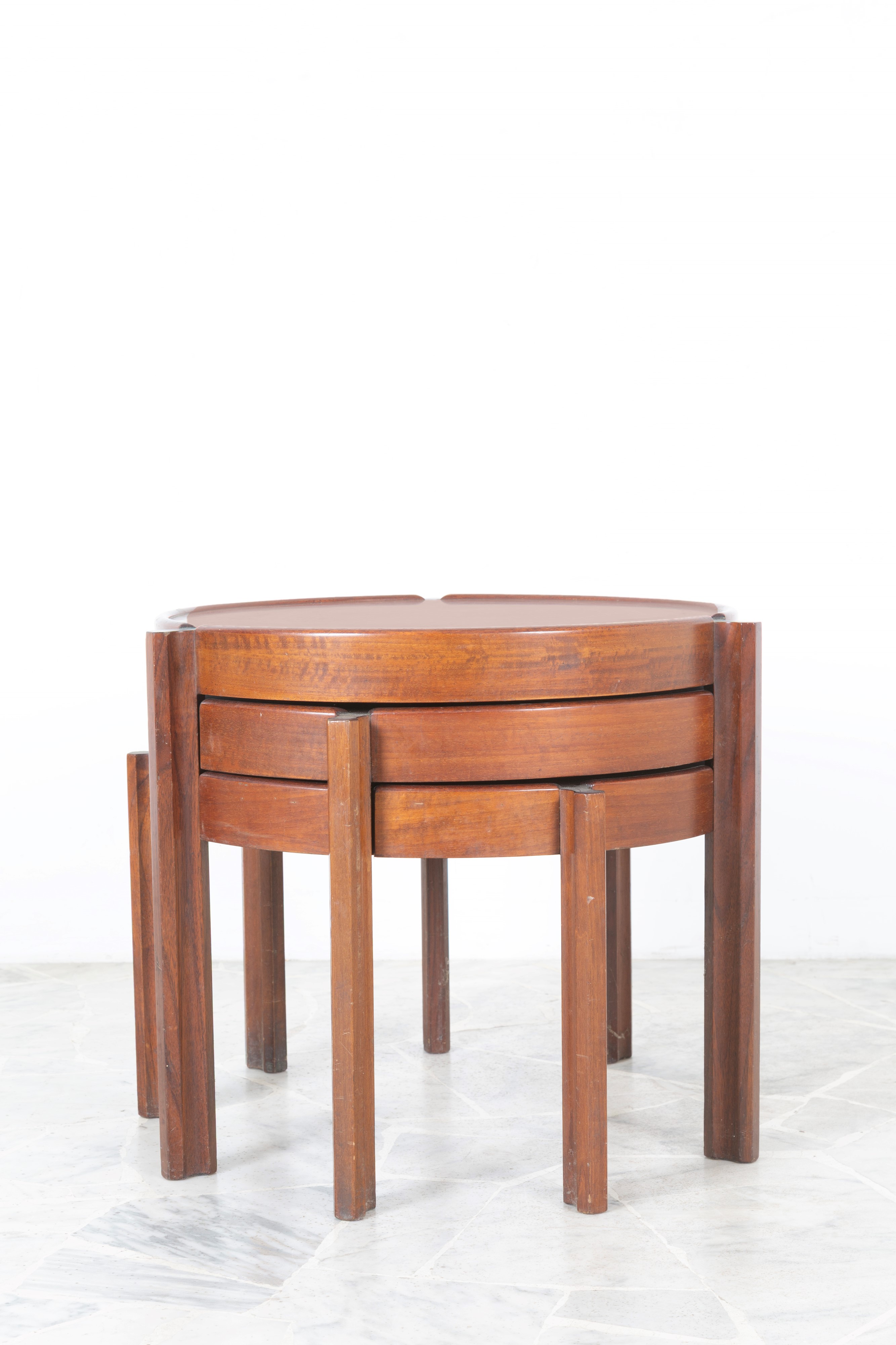 Manifattura italiana, Tre tavolini da salotto ad incastro in legno (anni '50), misure 46x56 cm ci...