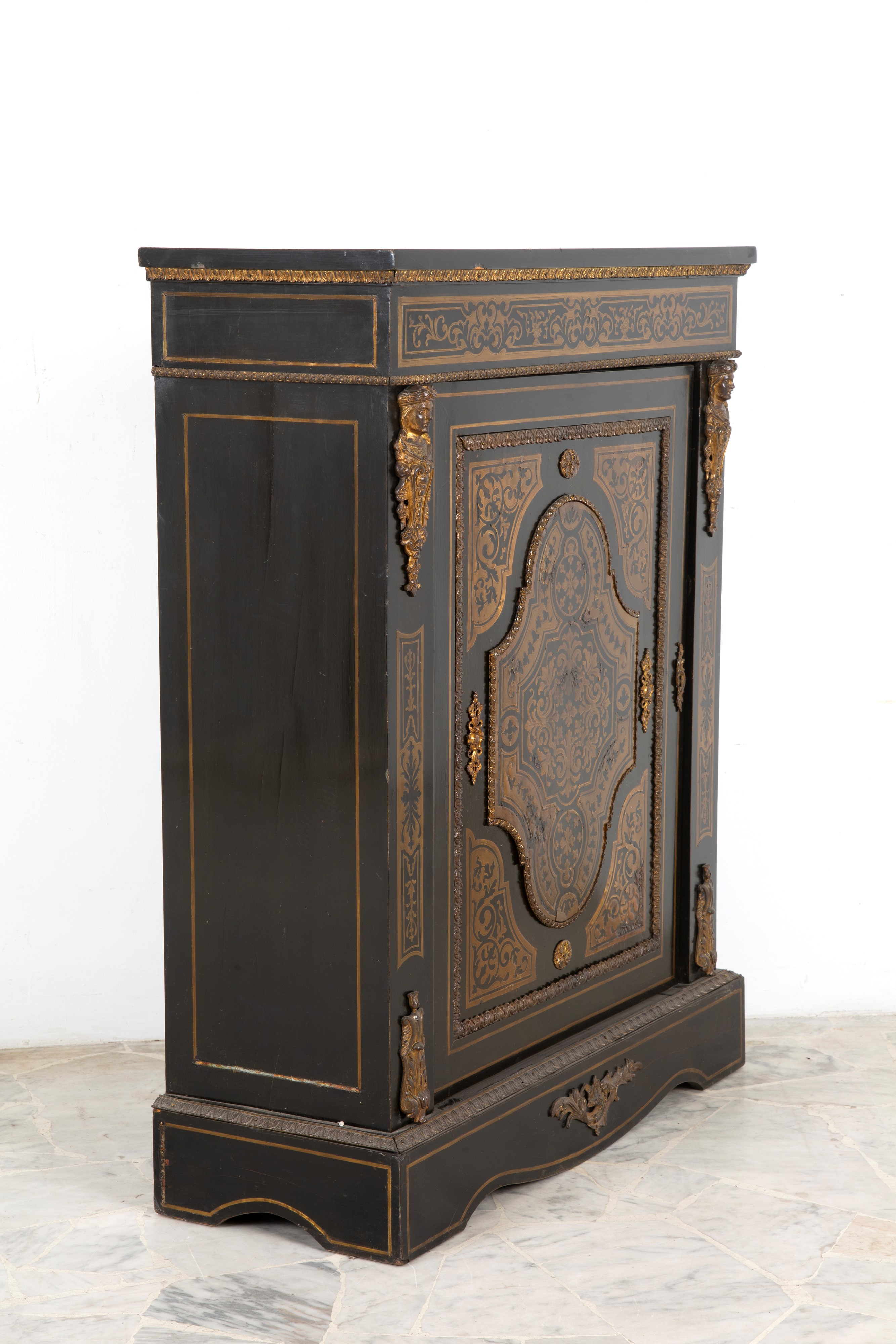 Credenzina tipo Boulle, in legno ebanizzato, XIX secolo