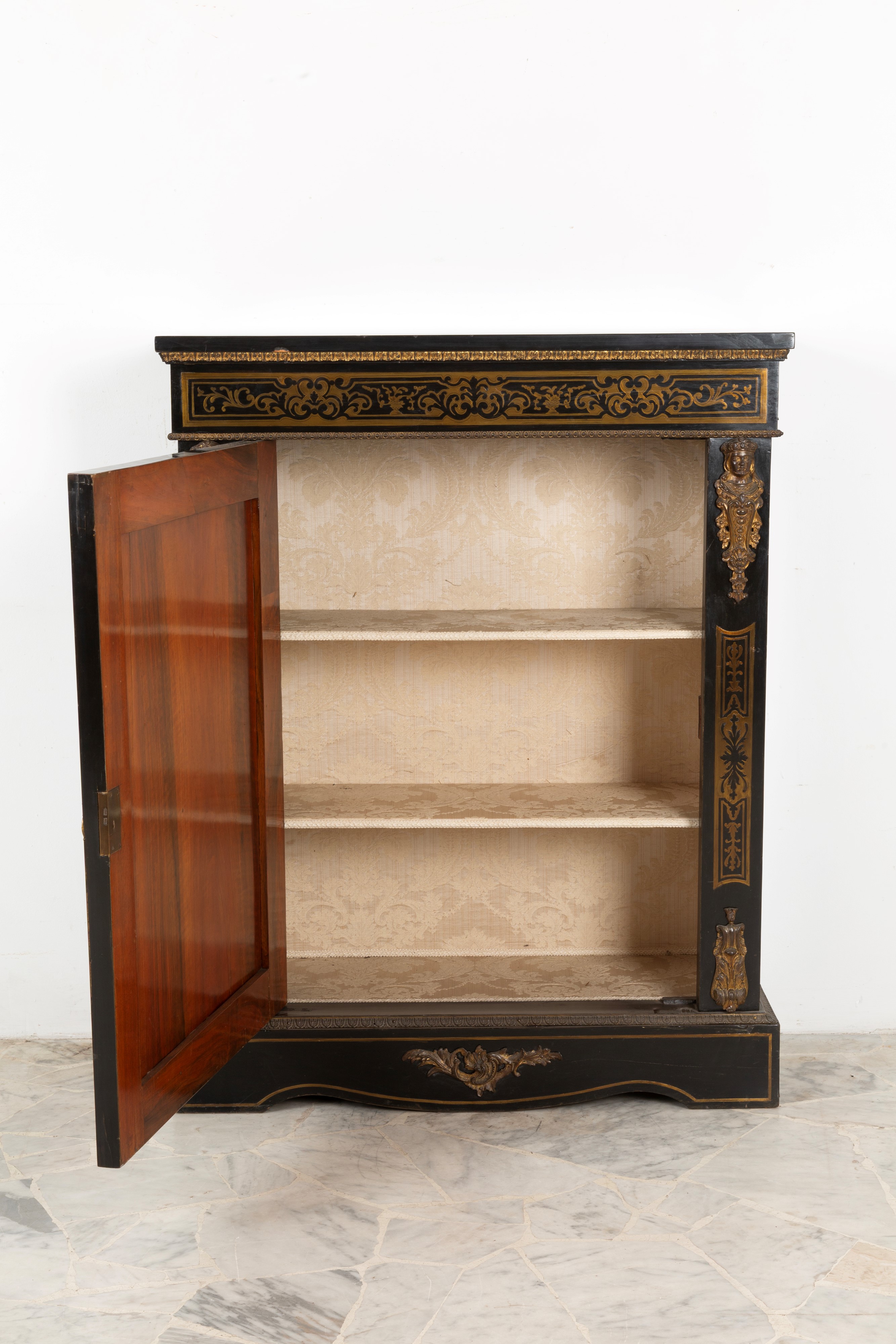 Credenzina tipo Boulle, in legno ebanizzato, XIX secolo