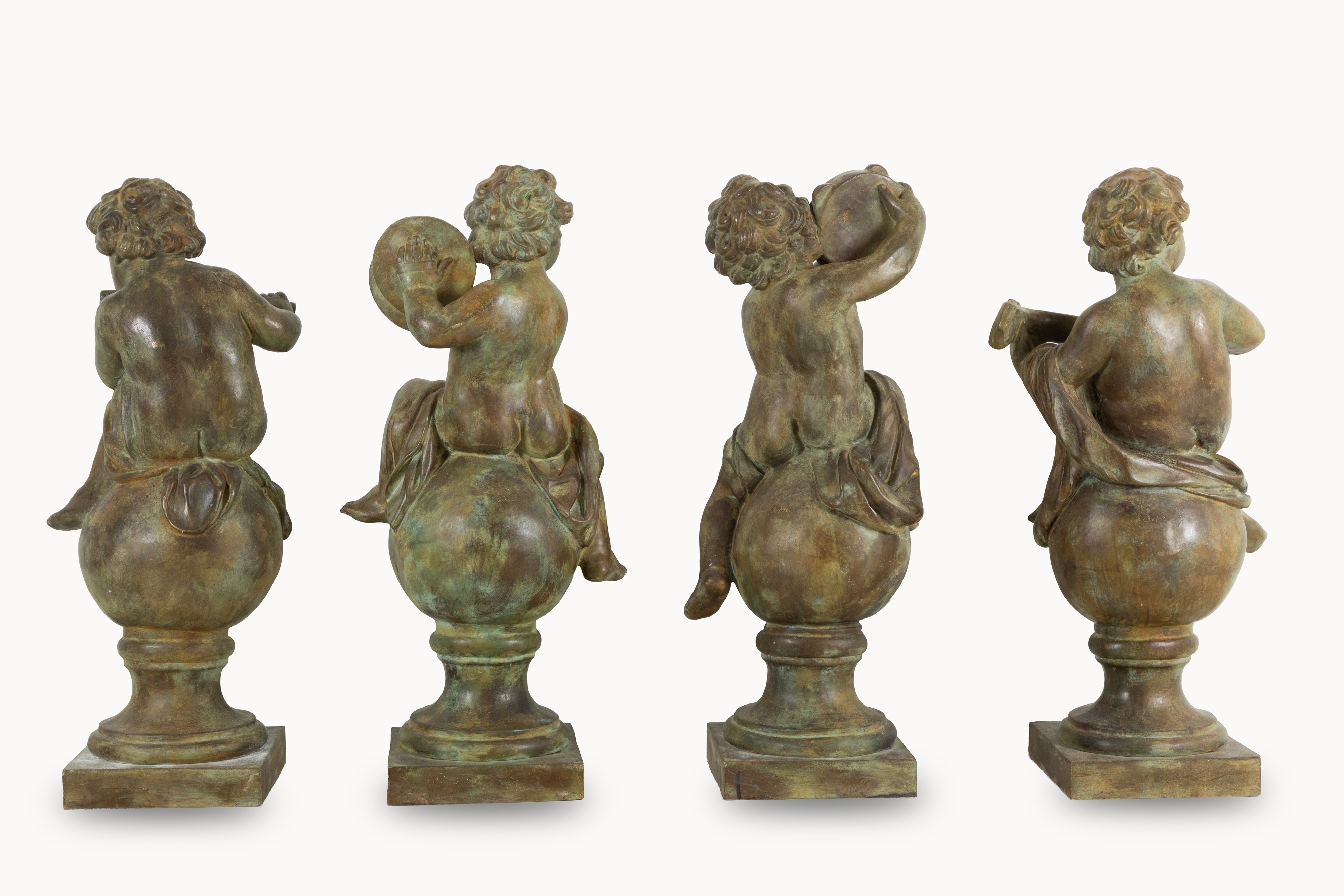 Clayton, Putti musicanti: quattro sculture in bronzo patinato