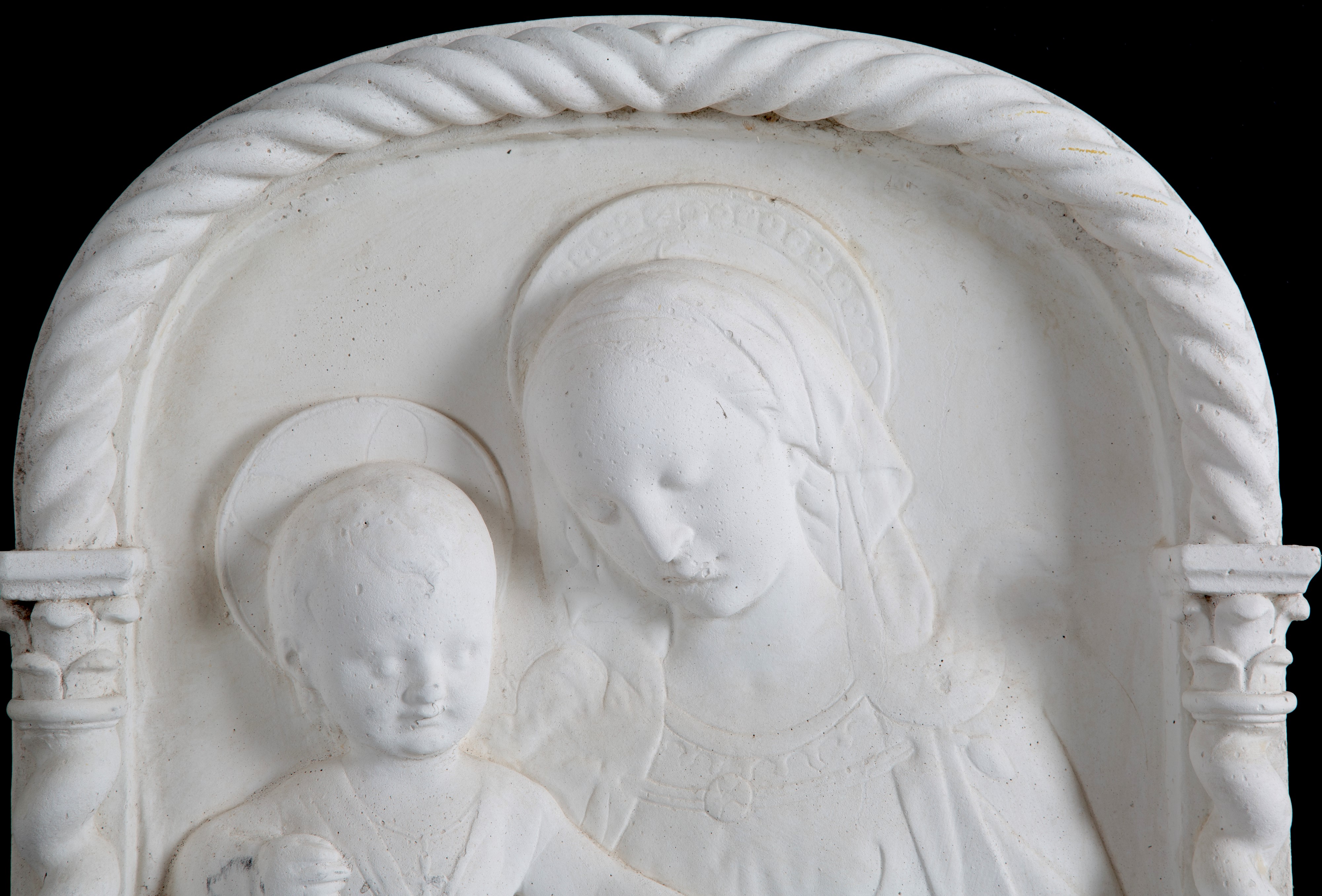 Rilievo, Madonna con Bambino, pietra composita (XX secolo)