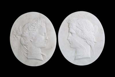 Profili in stile neoclassico, medaglioni in gesso (coppia), XX secolo
