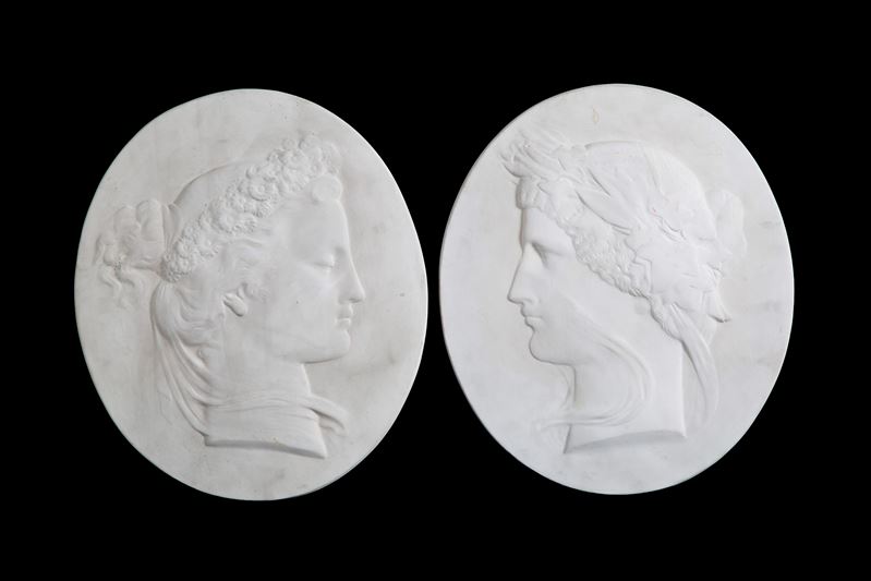 Profili in stile neoclassico, medaglioni in gesso (coppia), XX secolo