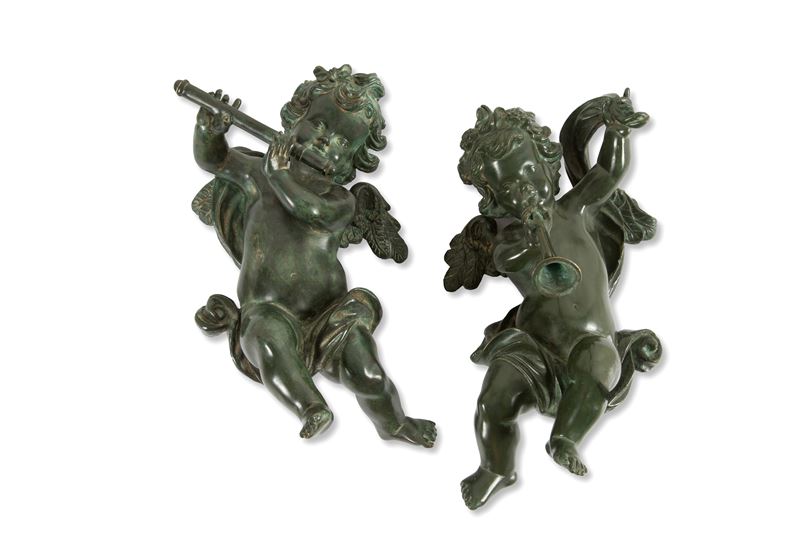 Due sculture di angeli musicanti, bronzo patinato, XX secolo