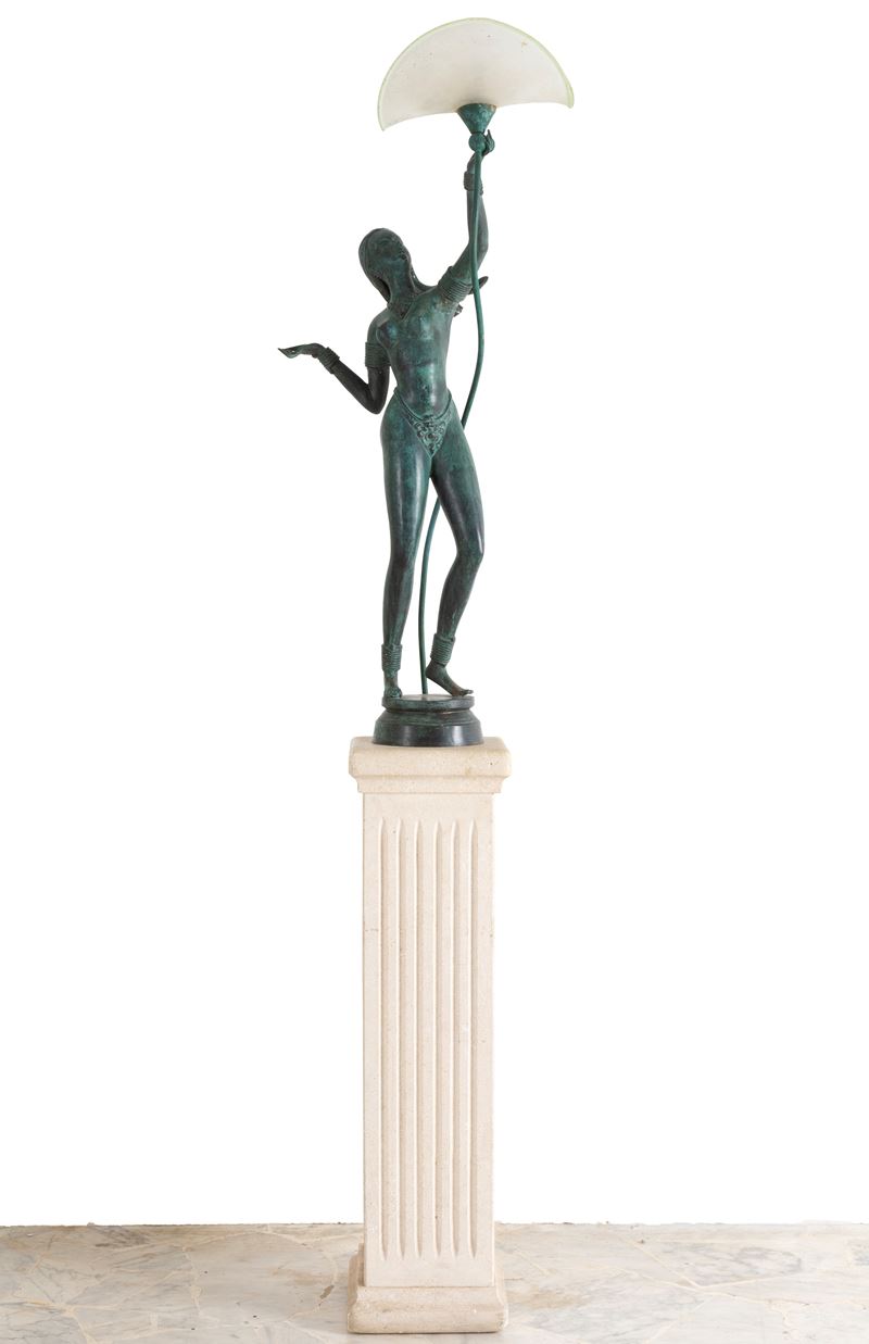 Lampada con scultura, amazzone, bronzo patinato su base in pietra, XX secolo