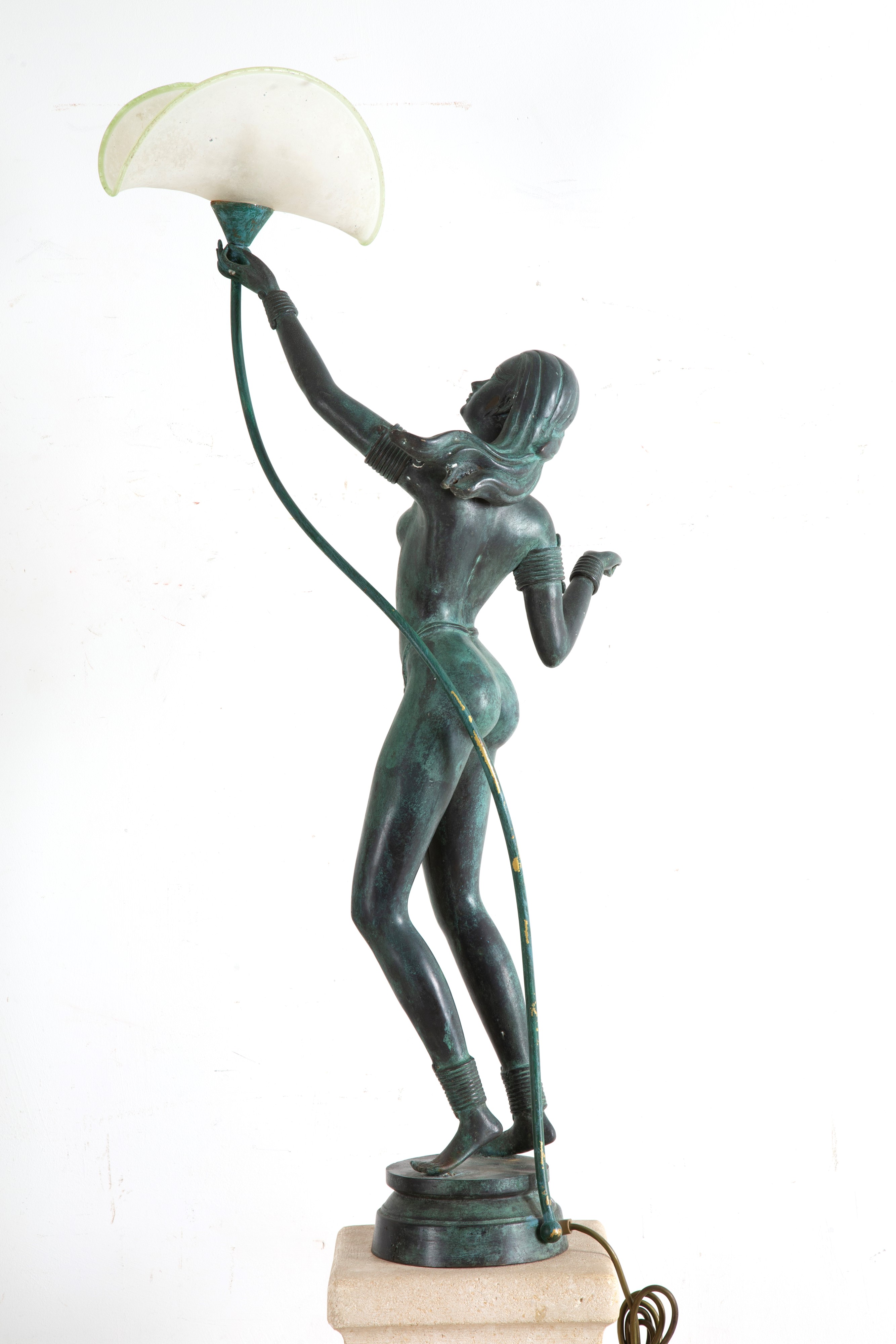 Lampada con scultura, amazzone, bronzo patinato su base in pietra, XX secolo