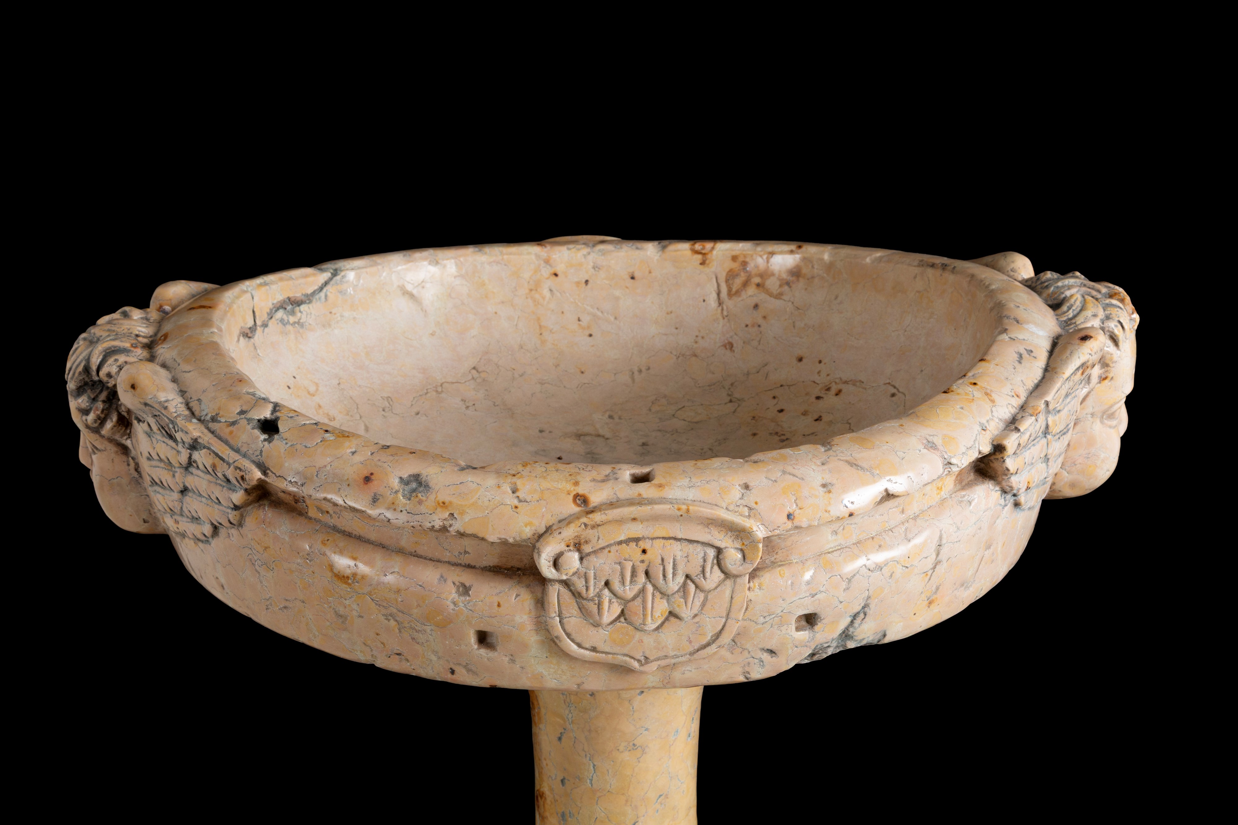 Acquasantiera, marmo di Verona, XX secolo