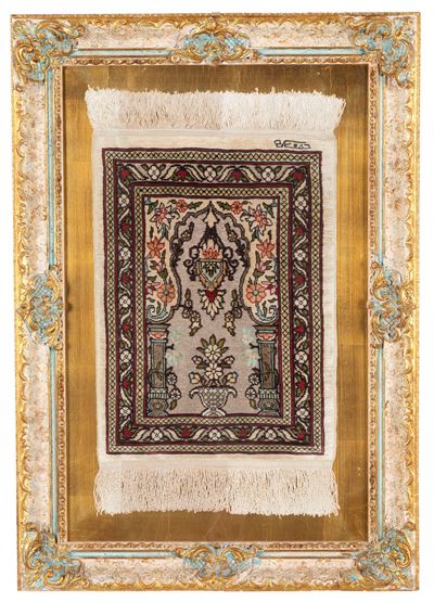 Tappeto Hereke firmato, seta con fili dorati, Turchia (metà XX secolo)