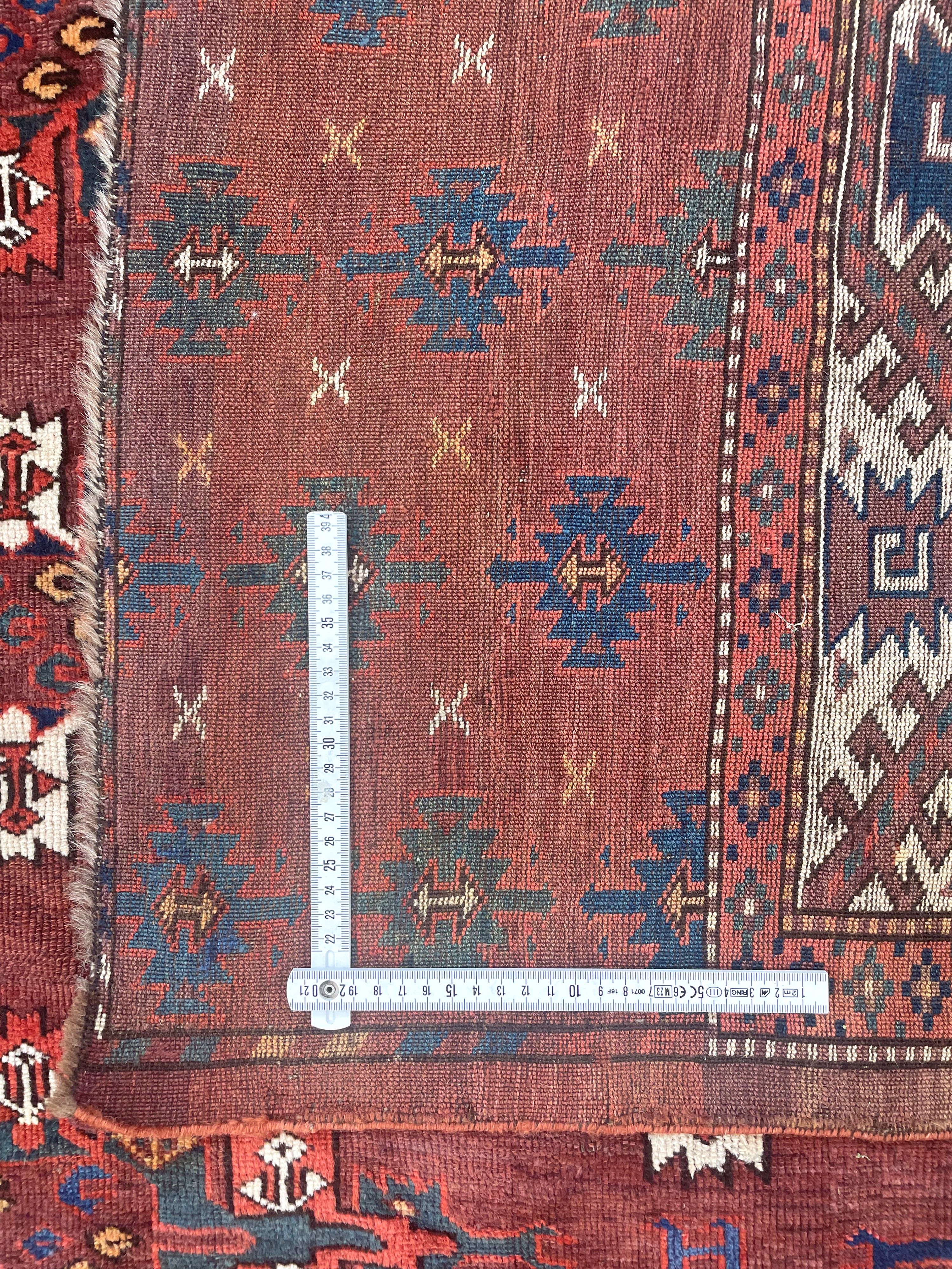 Tappeto Yomut a medaglioni e motivi “gull” e “kepse”, Turkestan occidentale, metà XIX secolo