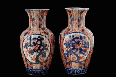 Coppia di vasi Imari in porcellana, periodo Meiji, Giappone