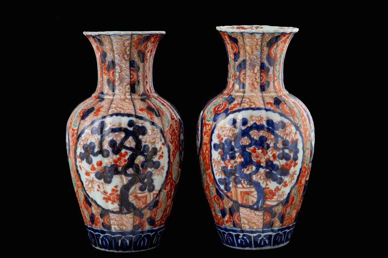 Coppia di vasi Imari in porcellana, periodo Meiji, Giappone
