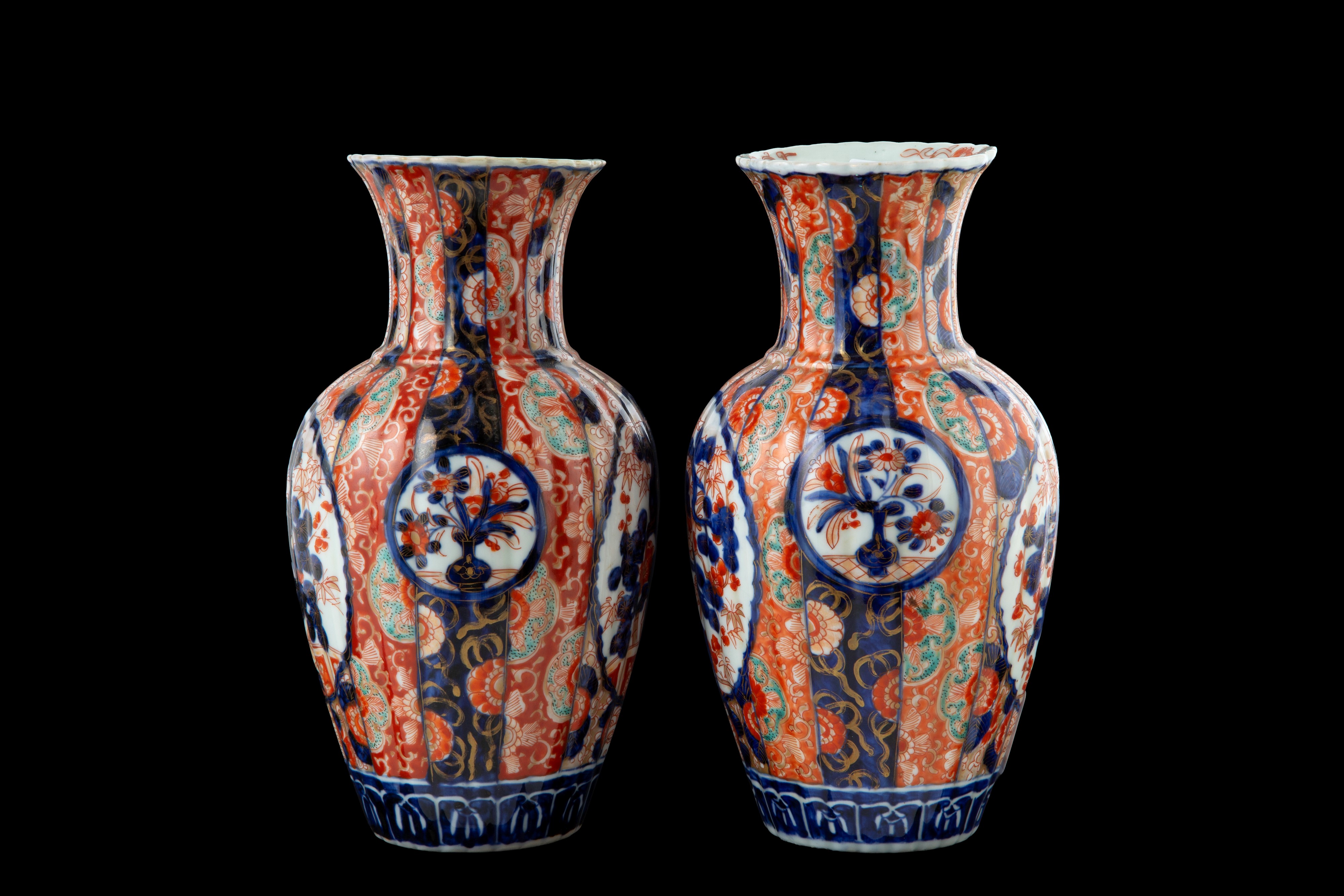 Coppia di vasi Imari in porcellana, periodo Meiji, Giappone