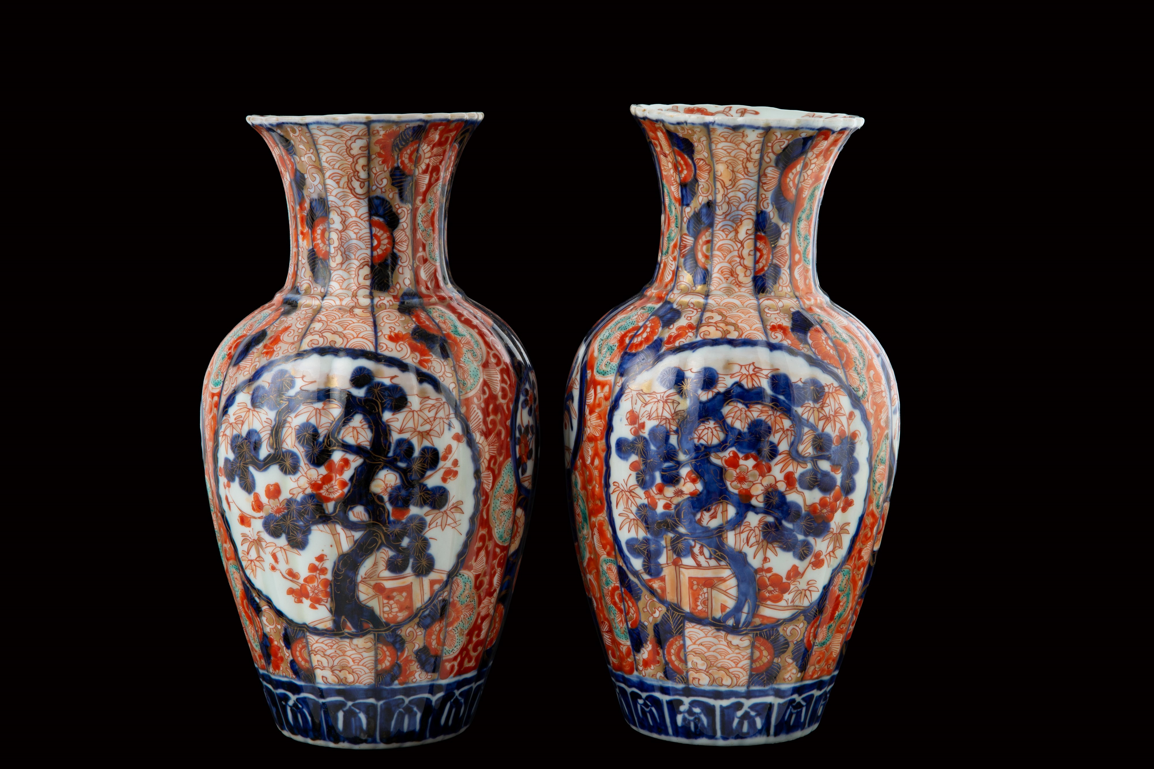 Coppia di vasi Imari in porcellana, periodo Meiji, Giappone