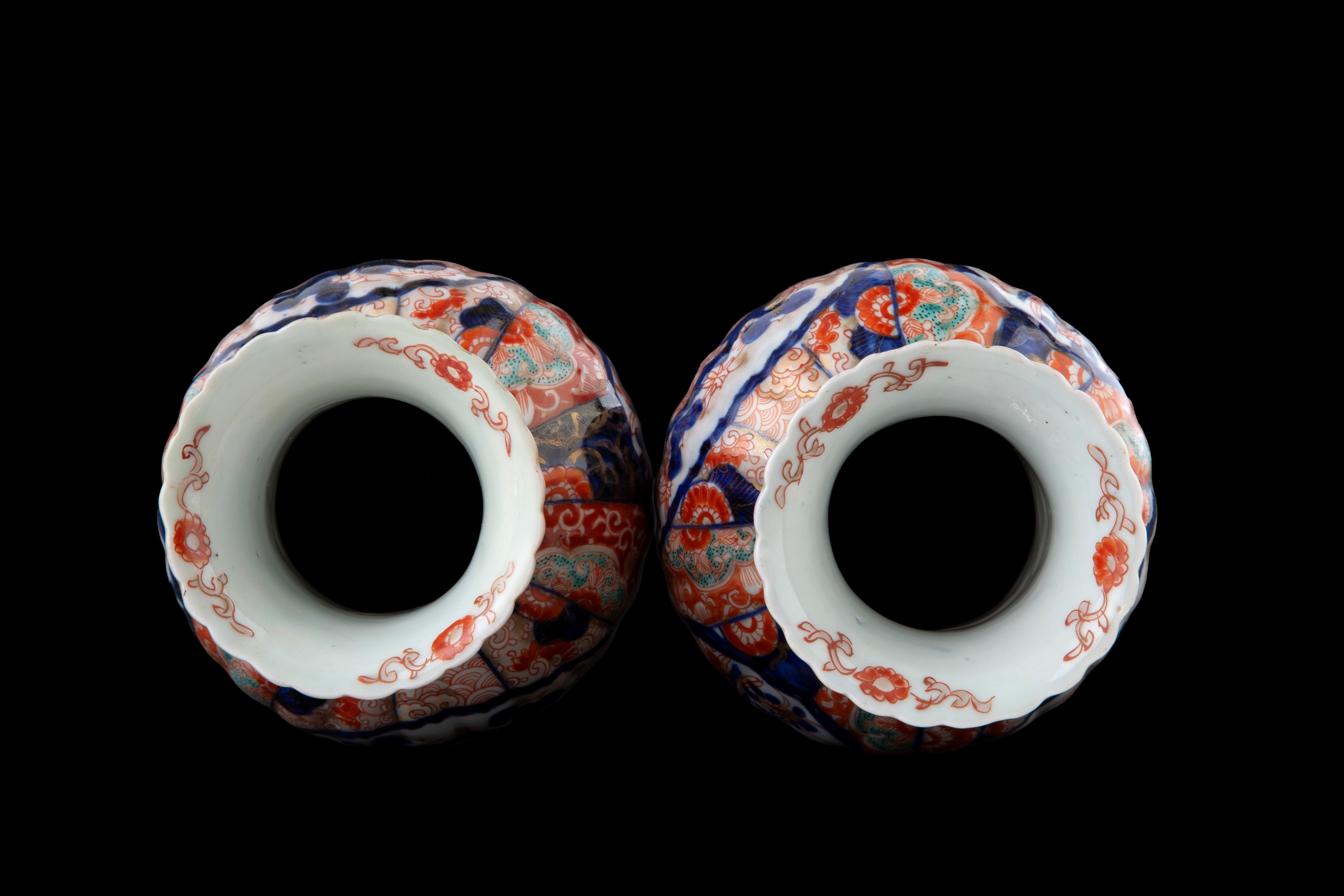 Coppia di vasi Imari in porcellana, periodo Meiji, Giappone