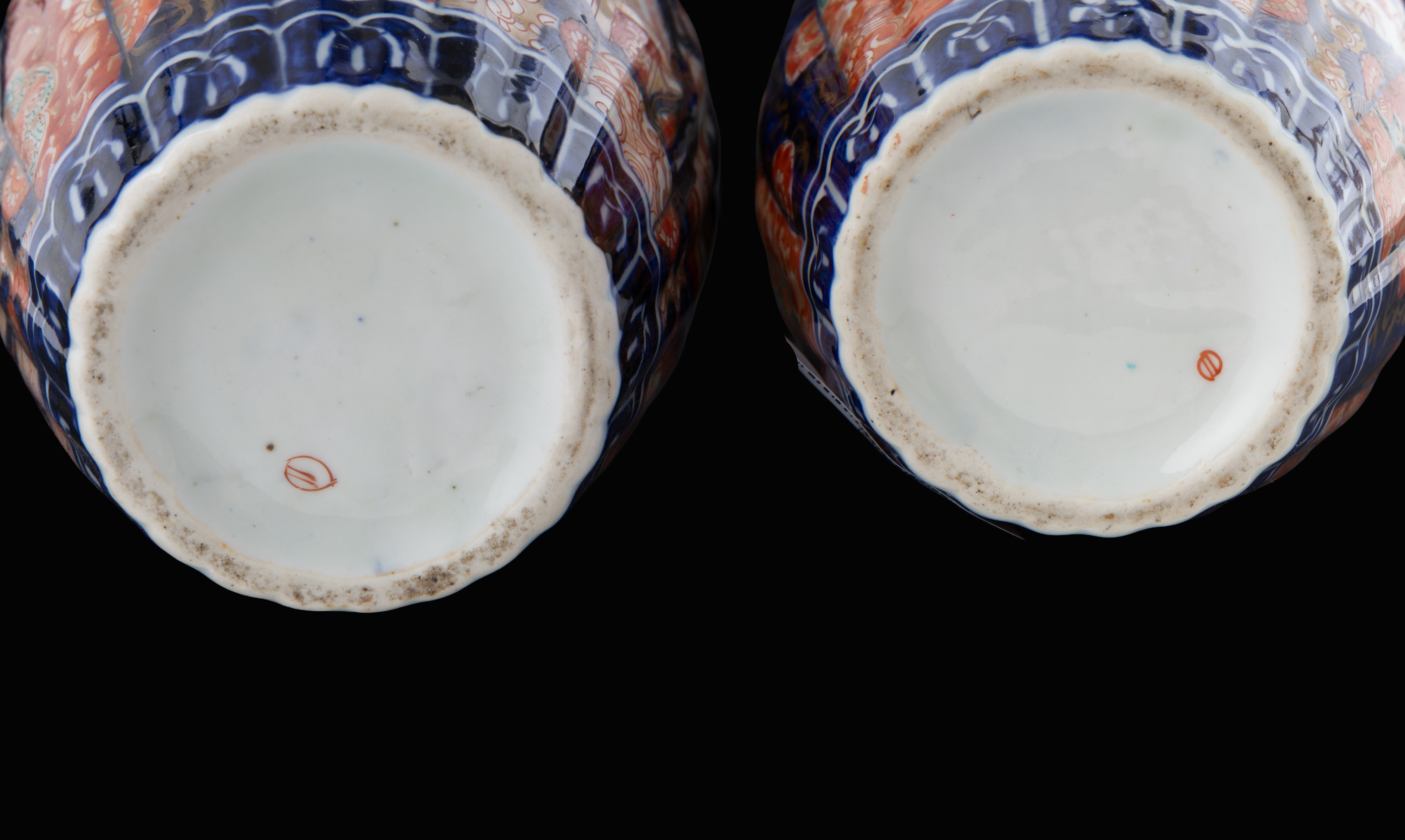 Coppia di vasi Imari in porcellana, periodo Meiji, Giappone