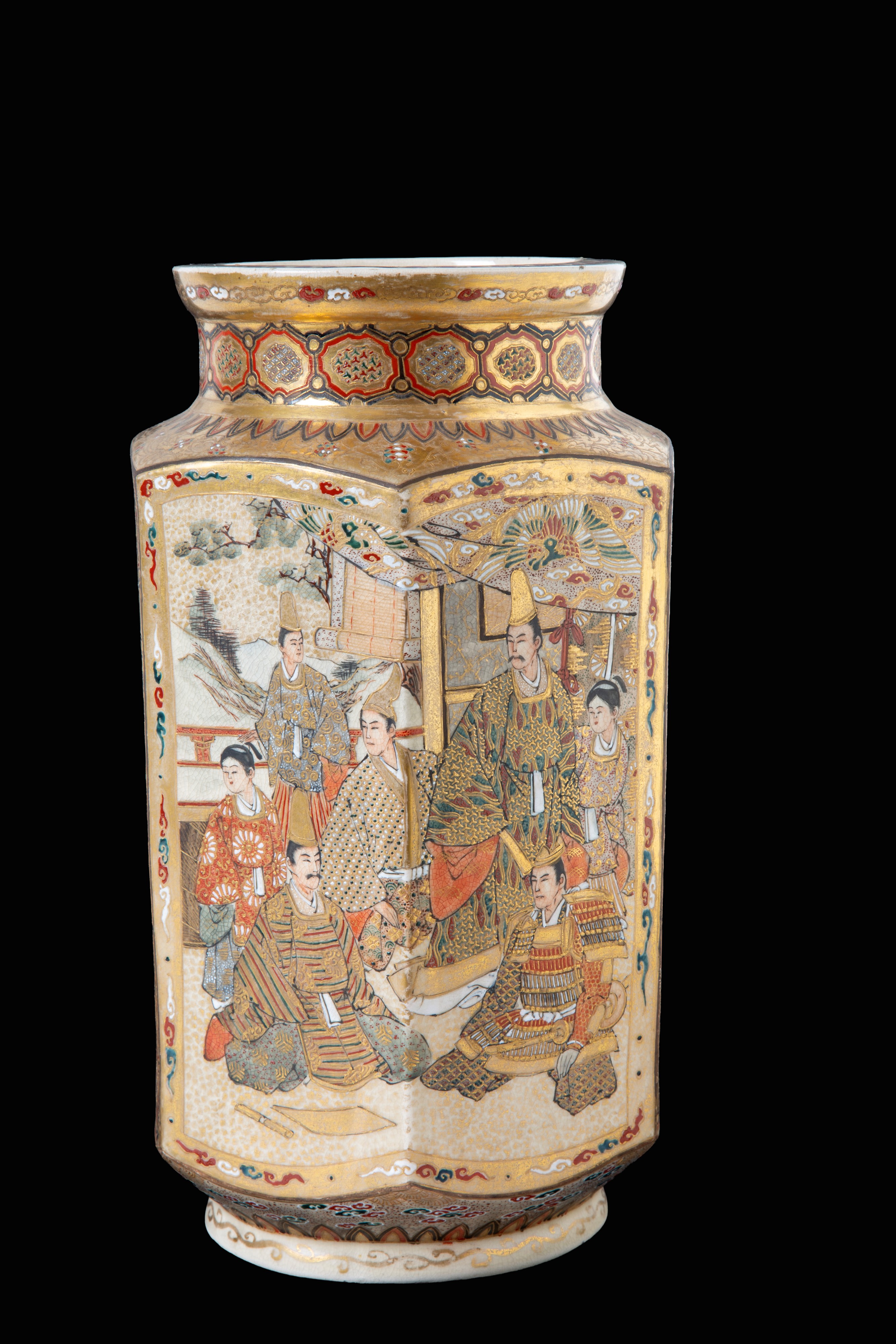 Coppia di vasi Satsuma, porcellana esagonale con scene di vita, periodo Meiji