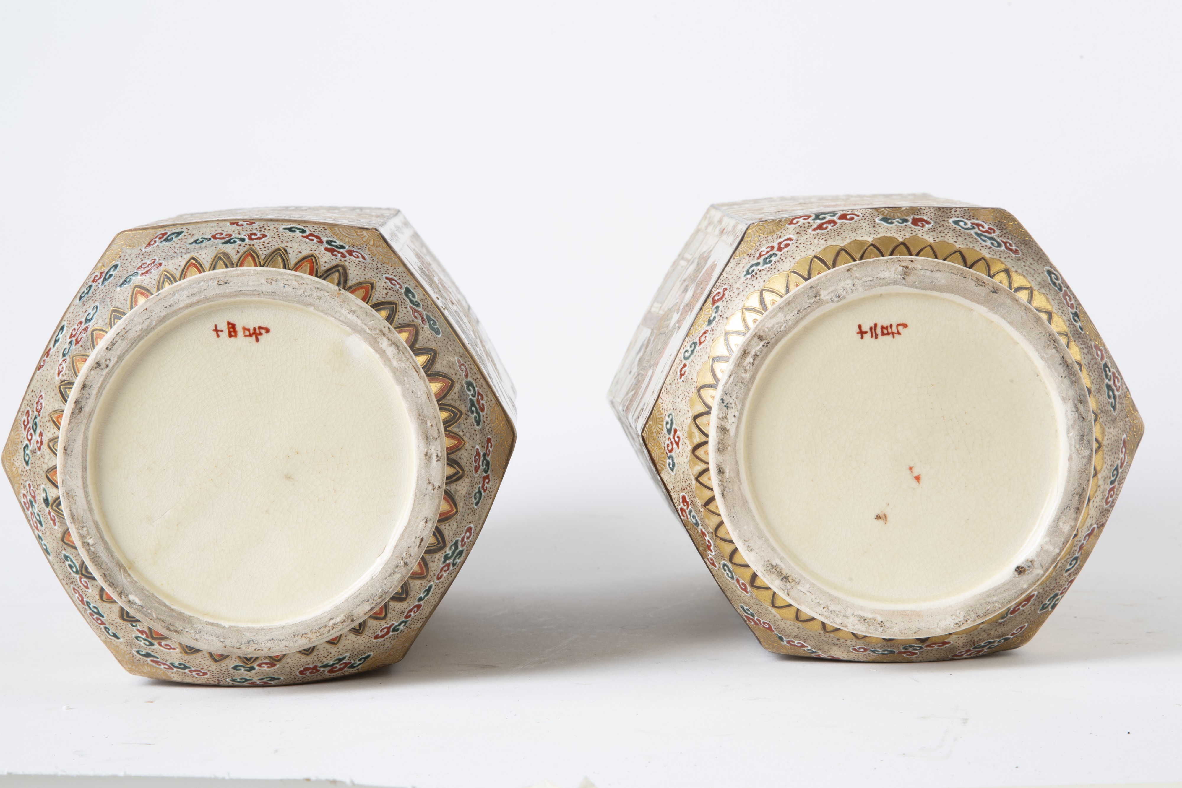 Coppia di vasi Satsuma, porcellana esagonale con scene di vita, periodo Meiji