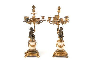 Coppia di candelabri a cinque fiamme con putti, bronzo dorato e patinato su base in marmo bianco ...