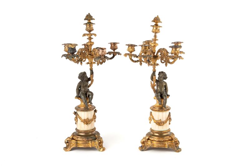 Coppia di candelabri con putti reggi fiamma, bronzo dorato e marmo bianco, XIX secolo