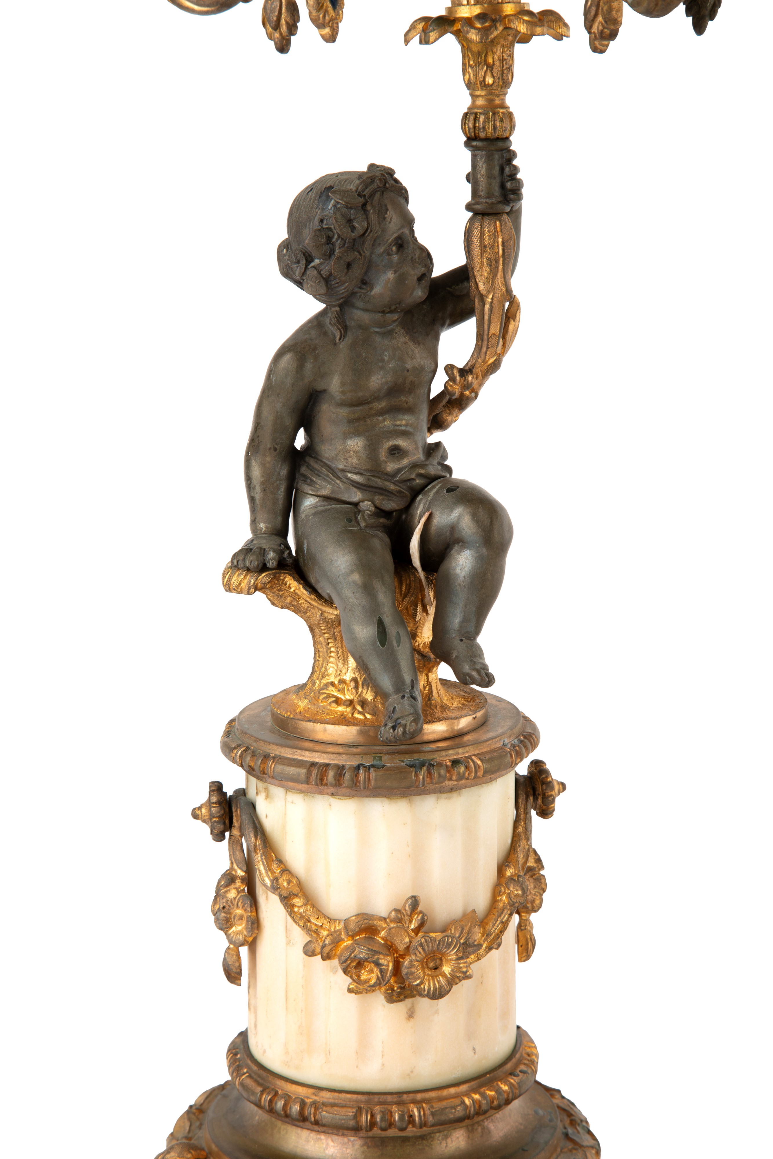 Coppia di candelabri con putti reggi fiamma, bronzo dorato e marmo bianco, XIX secolo