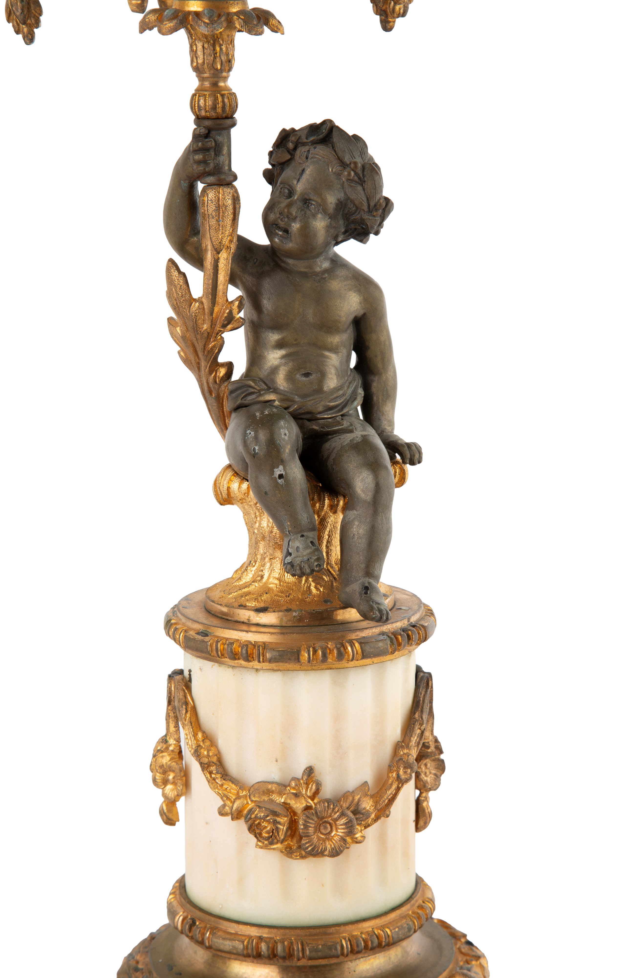 Coppia di candelabri con putti reggi fiamma, bronzo dorato e marmo bianco, XIX secolo